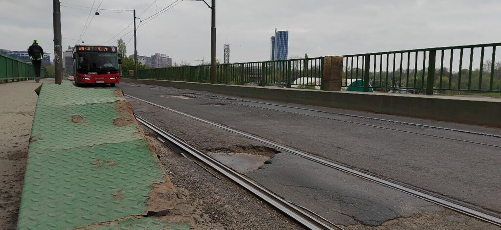 Mesto:  Beograd
Datum: Mon Apr 17 13:22:19 CEST 2023
Dogadjaj: DRUŠTVO - kolovoz na tramvajskom mostu u Beogradu u veoma je lošem stanju
Fotoreporter: Marko Dragoslavić
Ličnosti:  
Izvor: FoNet