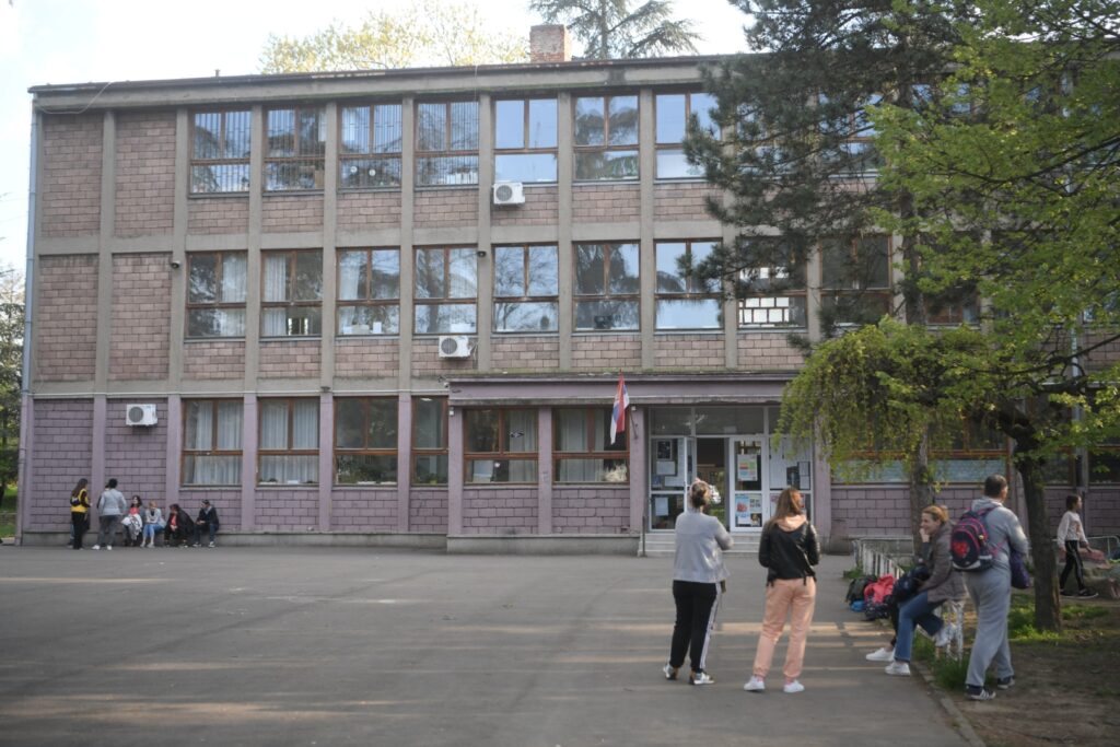 Beograd 20. april 2023. Osnovna skola Djura Jaksic protest roditelja Foto:Dragan Mujan/Nova.rs