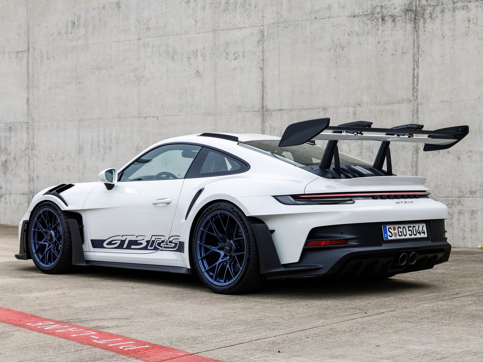 1675794488-Porsche-911_GT3_RS-2023-1600-39.jpg