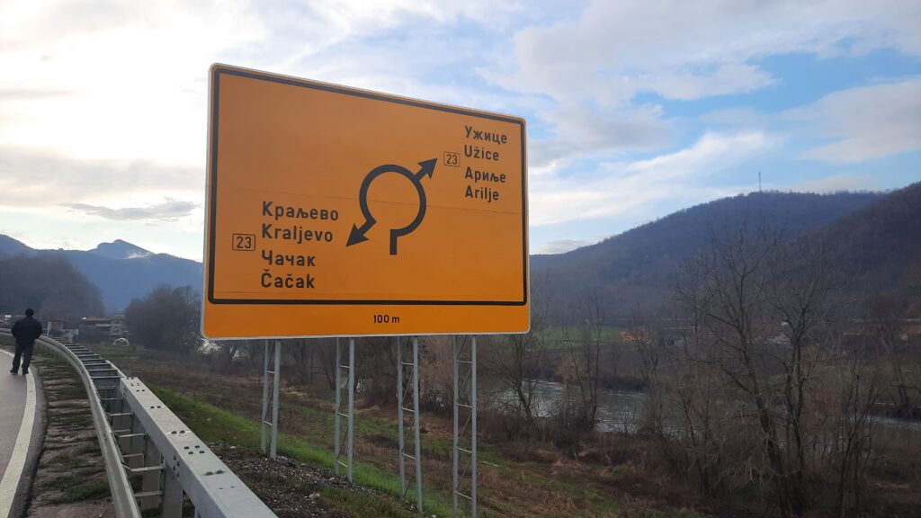 Meštani sela kroz koje prolaze auto-putevi Miloš Veliki i Moravski započeli su danas sa blokadama petlje u Pakovraću na auto-putu.