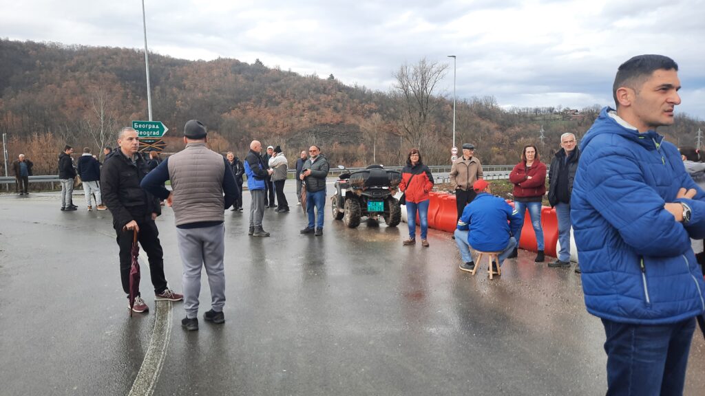 Meštani sela kroz koje prolaze auto-putevi Miloš Veliki i Moravski započeli su danas sa blokadama petlje u Pakovraću na auto-putu.