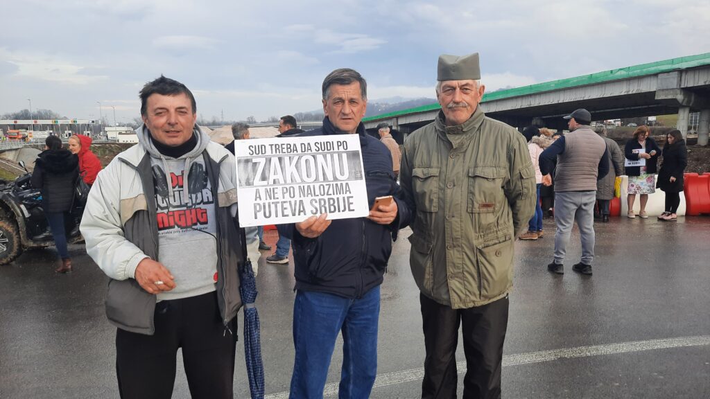 Meštani sela kroz koje prolaze auto-putevi Miloš Veliki i Moravski započeli su danas sa blokadama petlje u Pakovraću na auto-putu.