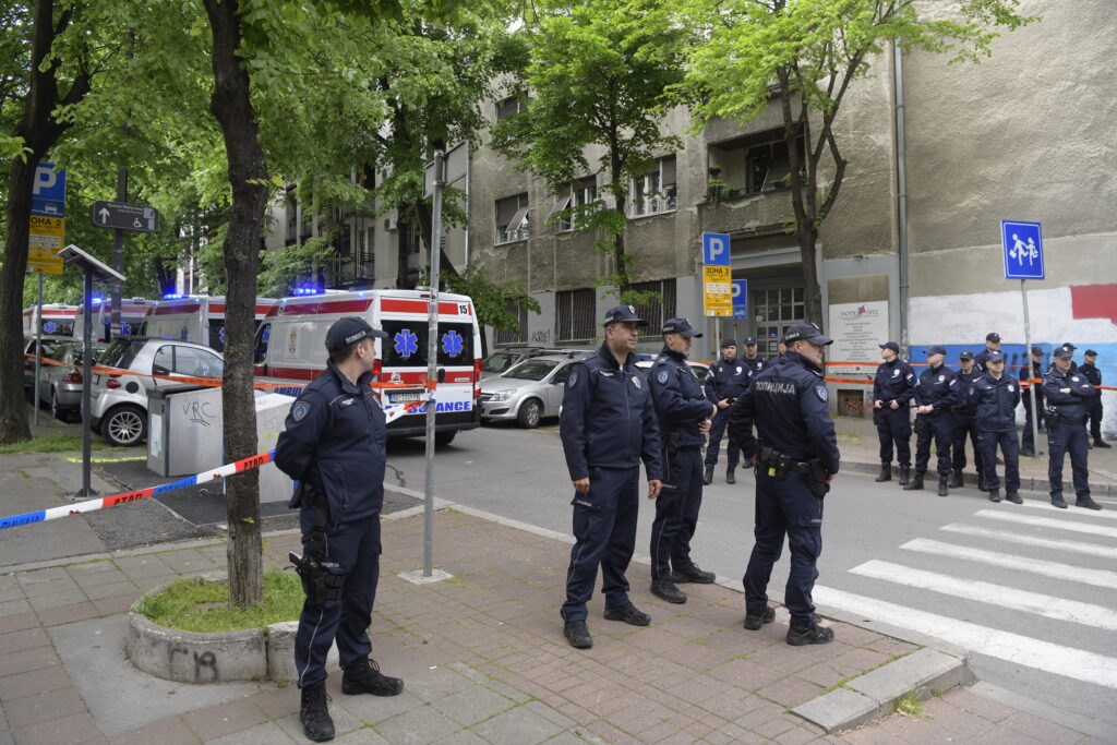 Beograd 03.05.2023. Pucnjava u Osnovnoj školi Vladislav Ribnikar, učenik pucao na nastavnike i decu. Policija, pucnjava, hronika, Osnovna škola Vladislav Ribnikar. Policija, hitna pomoć  Foto: Goran Srdanov/Nova.rs