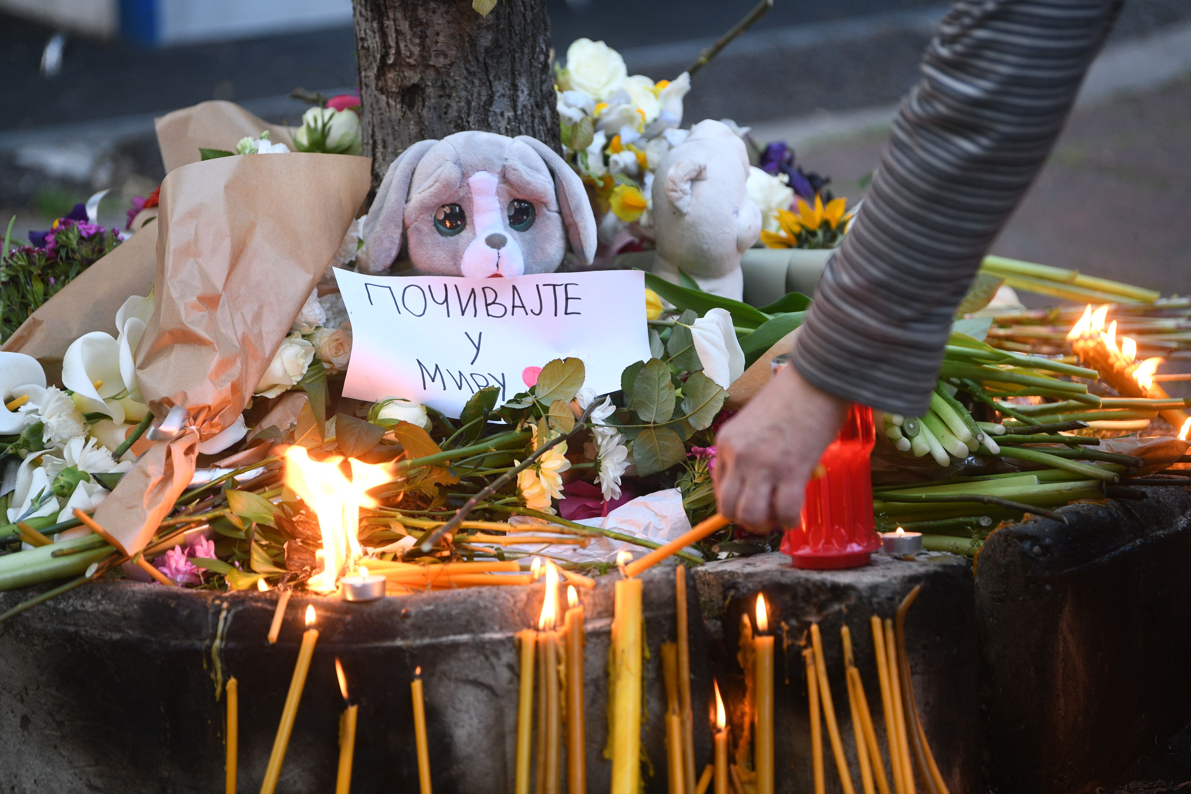 Beograd 03. maj 2023. Posle pucnjave u školi Paljenje sveća ispred Osnovne škole Vladislav Ribnikar odavanje počasti nastradaloj deci i portiru Foto: Filip Krainčanić/Nova.rs