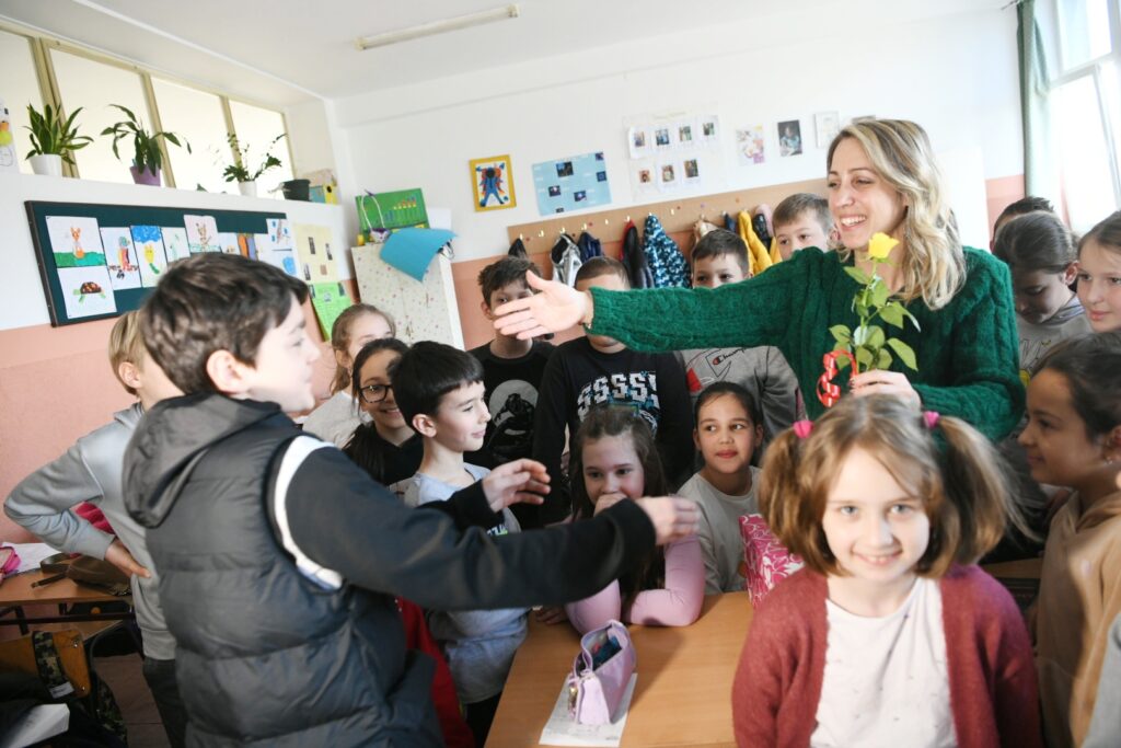 08.03.2023 OŠ Rade Končar, Zemun, učiteljica odbija osmomatrovske poklone  Dina Vojnović