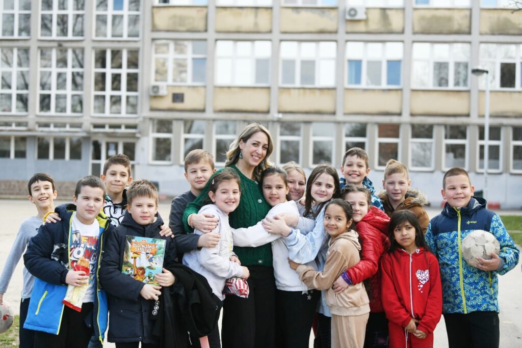 08.03.2023 OŠ Rade Končar, Zemun, učiteljica odbija osmomatrovske poklone  Dina Vojnović