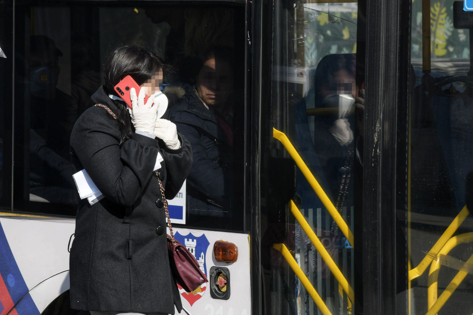 Beograd 17.03.2020. Saobraćaj i život u Beogradu za vreme koronavirusa i vanrednog stanja autobusko stajalište gradski autobus zaštitna maska Foto:Goran Srdanov/Nova.rs