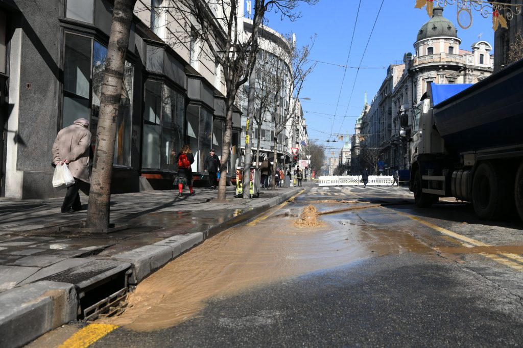 Beograd 23.02.2021. Pukla vodovodna cev, voda, havarija, centar grada Foto: Vesna Lalić/Nova.rs