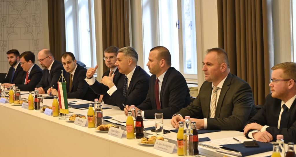 Ministarstvo gradjevinarstva, saopbracaja i infrastrukture, saopstenje Ministar građevinarstva, saobraćaja i infrastrukture Goran Vesić sastao se danas u Budimpešti sa mađarskim kolegom Janošem Lazarom