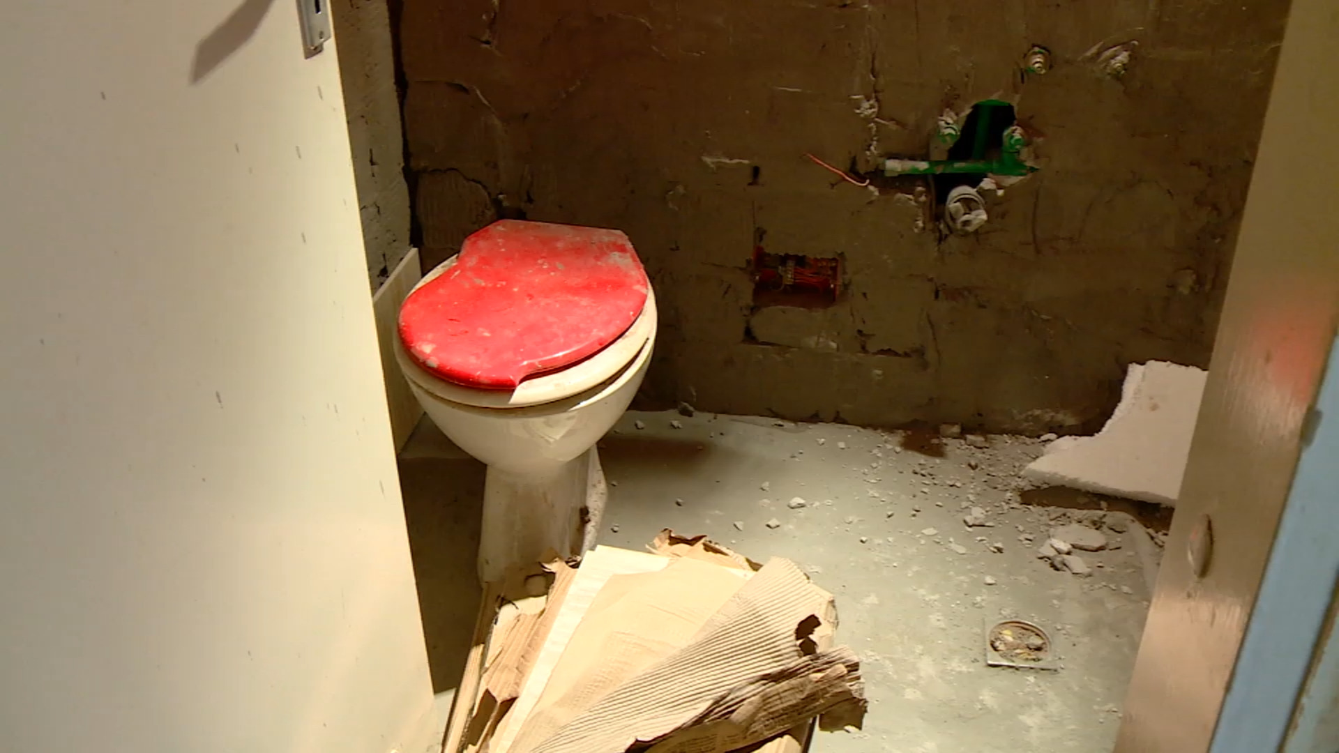 Majstori iz pakla. Renoviranje kupatila, kupatilo, wc, sanitarije, prevara Foto: N1