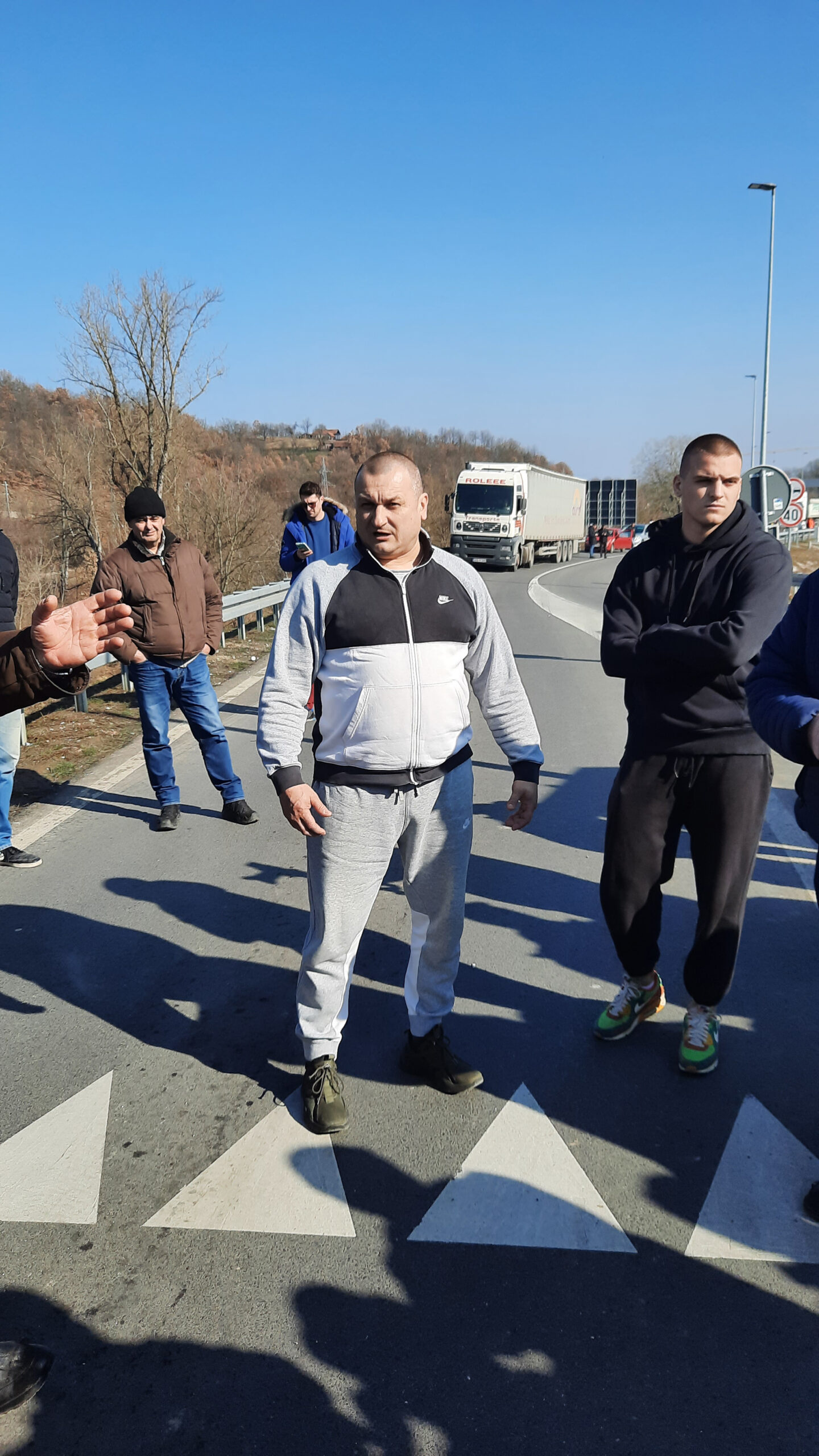 Prevareni žitelji - Pljačka nas opština, država i sud, protest, vozac provokator