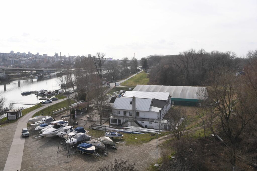 beograd 24.02.2023 ada ciganlija hemikalije koje cura, izlivanje hemikalija, zatrovana zemlja gardijan pisao