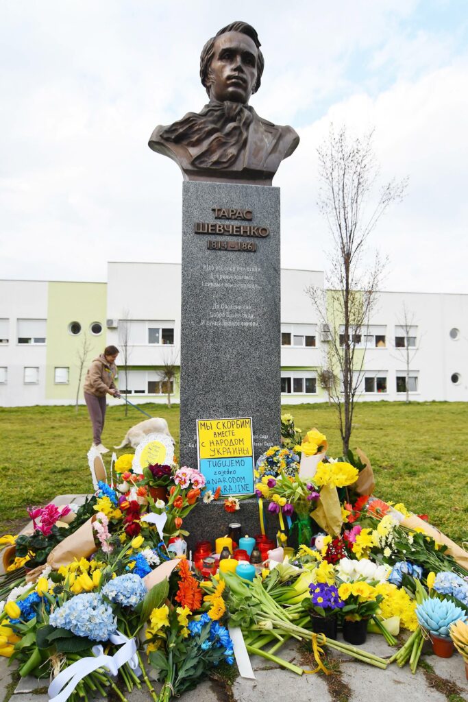 Novi Sad, 24.02.2023. - Predstavnici Ruskog demokratskog drustva polozili su cvece kod spomenika ukrajinskom pesniku Tarasu Sevcenku povodom  obelezavanja godinjice pocetka rata u Ukrajini, danas u Novom Sadu. (BETAPHOTO/DRAGAN GOJIC)