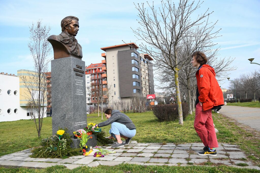 Novi Sad, 24.02.2023. - Predstavnici Ruskog demokratskog drustva polozili su cvece kod spomenika ukrajinskom pesniku Tarasu Sevcenku povodom  obelezavanja godinjice pocetka rata u Ukrajini, danas u Novom Sadu. (BETAPHOTO/DRAGAN GOJIC)