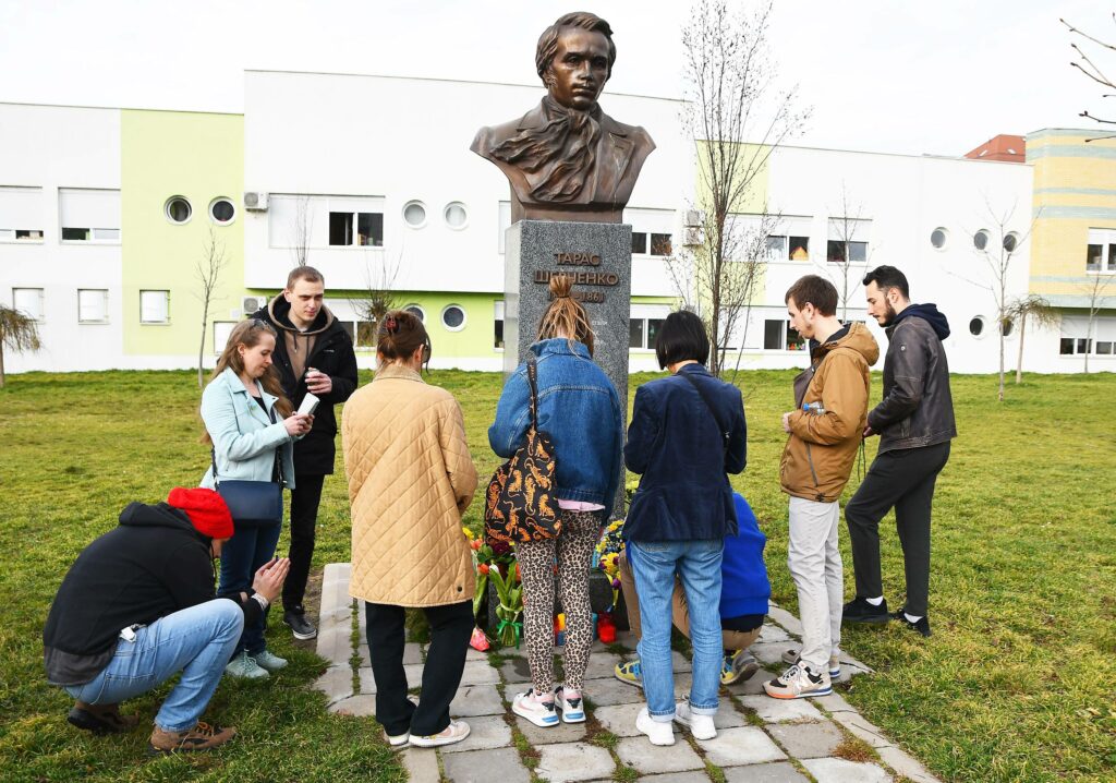Novi Sad, 24.02.2023. - Predstavnici Ruskog demokratskog drustva polozili su cvece kod spomenika ukrajinskom pesniku Tarasu Sevcenku povodom  obelezavanja godinjice pocetka rata u Ukrajini, danas u Novom Sadu. (BETAPHOTO/DRAGAN GOJIC)
