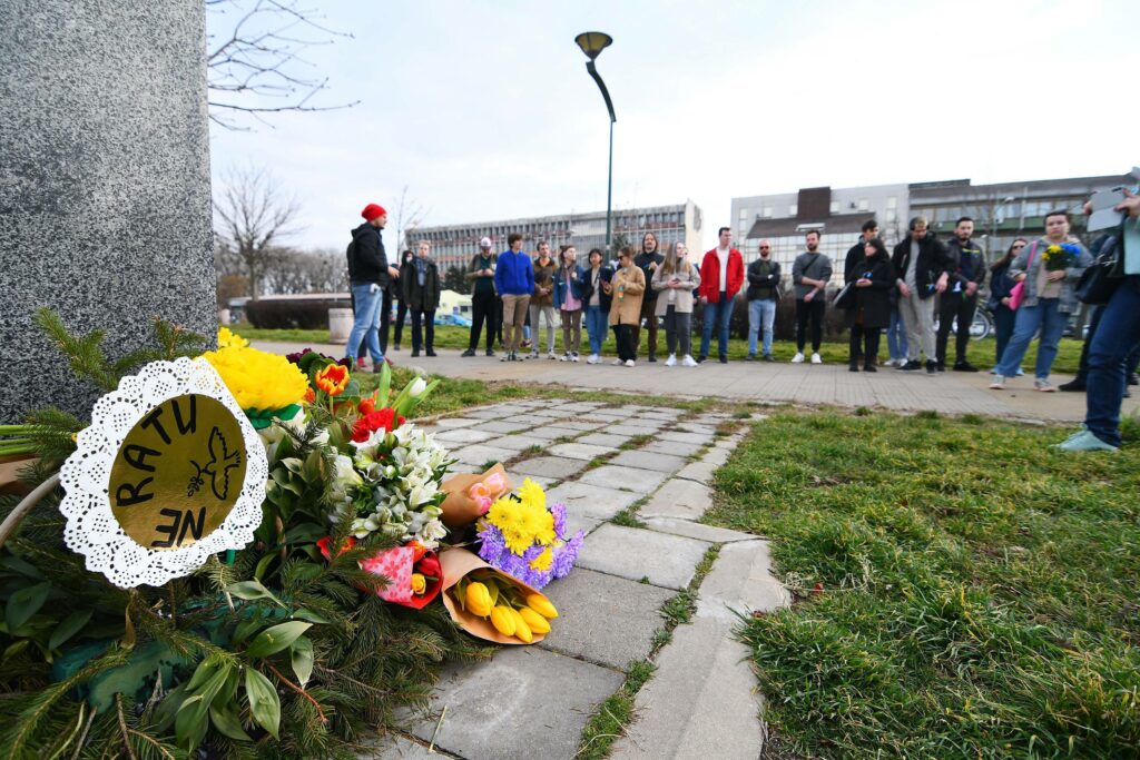 Novi Sad, 24.02.2023. - Predstavnici Ruskog demokratskog drustva polozili su cvece kod spomenika ukrajinskom pesniku Tarasu Sevcenku povodom  obelezavanja godinjice pocetka rata u Ukrajini, danas u Novom Sadu. (BETAPHOTO/DRAGAN GOJIC)