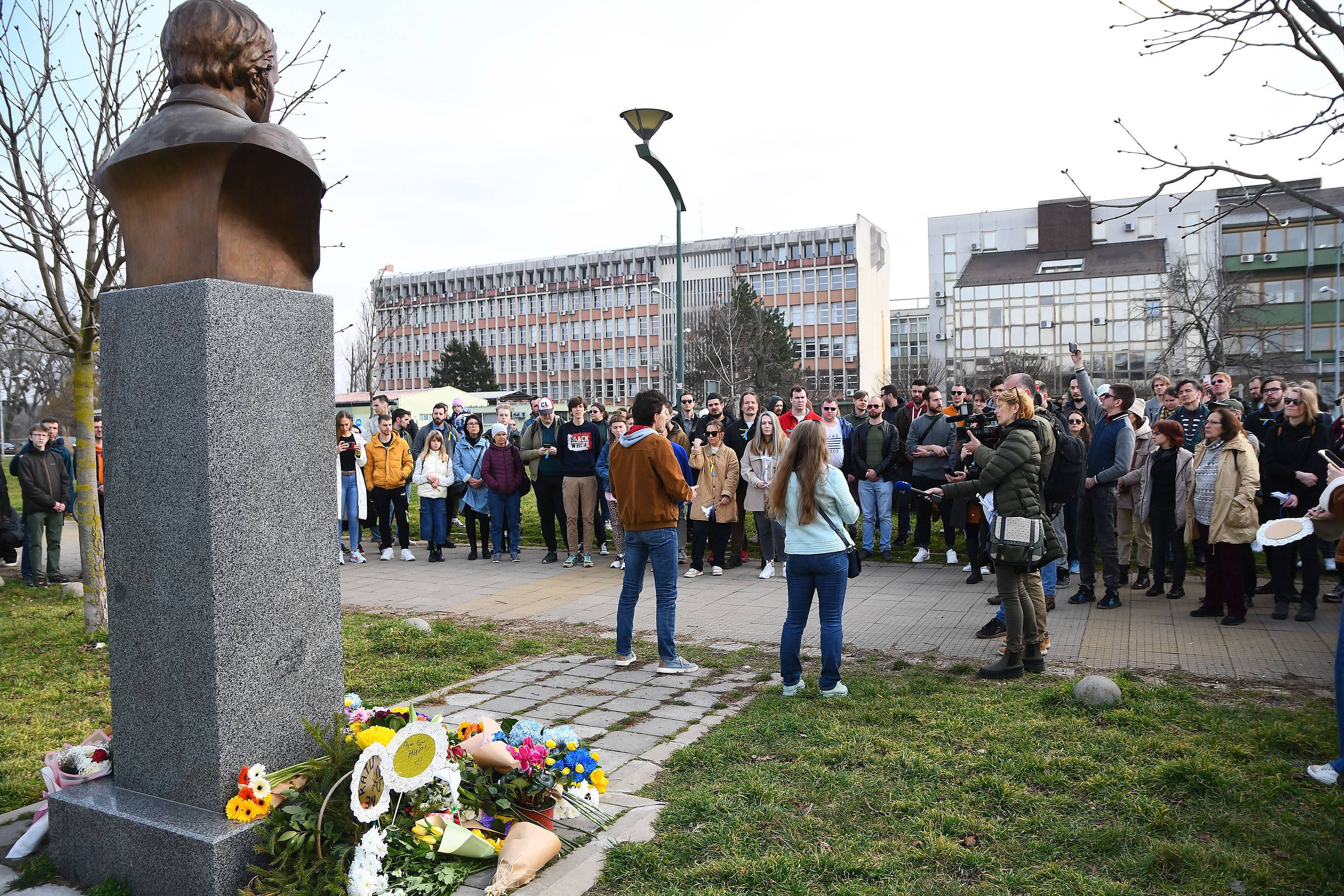 Novi Sad, 24.02.2023. - Predstavnici Ruskog demokratskog drustva polozili su cvece kod spomenika ukrajinskom pesniku Tarasu Sevcenku povodom  obelezavanja godinjice pocetka rata u Ukrajini, danas u Novom Sadu. (BETAPHOTO/DRAGAN GOJIC)