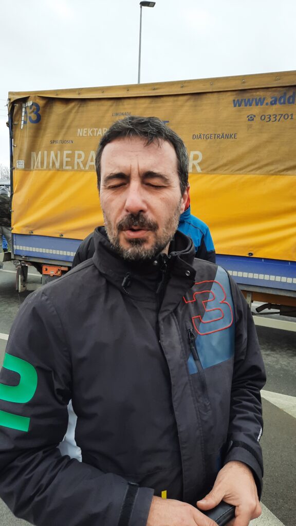 Eko udruženje
Proizvođači mleka iz Čačka, Kraljeva, Knića i drugih mesta blokirali su danas Ibarsku magistralu u Mrčajevcima, mlekari , blokade, protest,