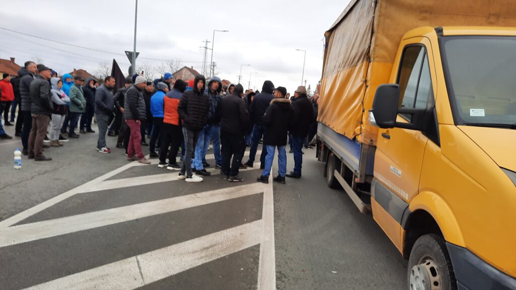 Proizvođači mleka iz Čačka, Kraljeva, Knića i drugih mesta blokirali su danas Ibarsku magistralu u Mrčajevcima, mlekari , blokade, protest