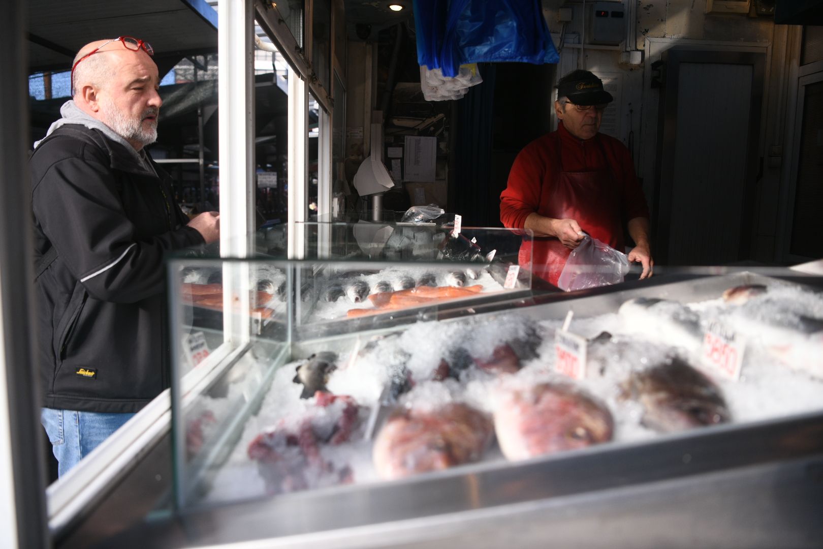 Beograd, 04.01.2023. Pijaca Kalenić, Kalenićeva pijaca, predbožićna atmosfera, tezge, tezga, ribarnica, riba Foto: Filip Krainčanić/Nova.rs
