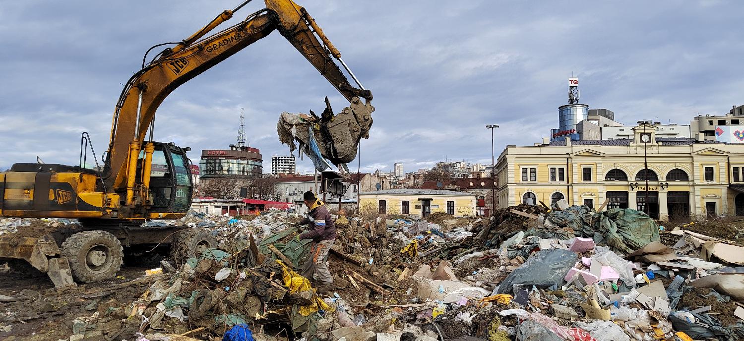 Begrad 17.01.2023. DRUŠTVO - Radnici Gradske čistoće počeli su danas odnošenje đubreta sa divlje deponije kod nekadašnje glavne železničke stanice u centru Beograda. Foto: FoNet/Marko Dragoslavić