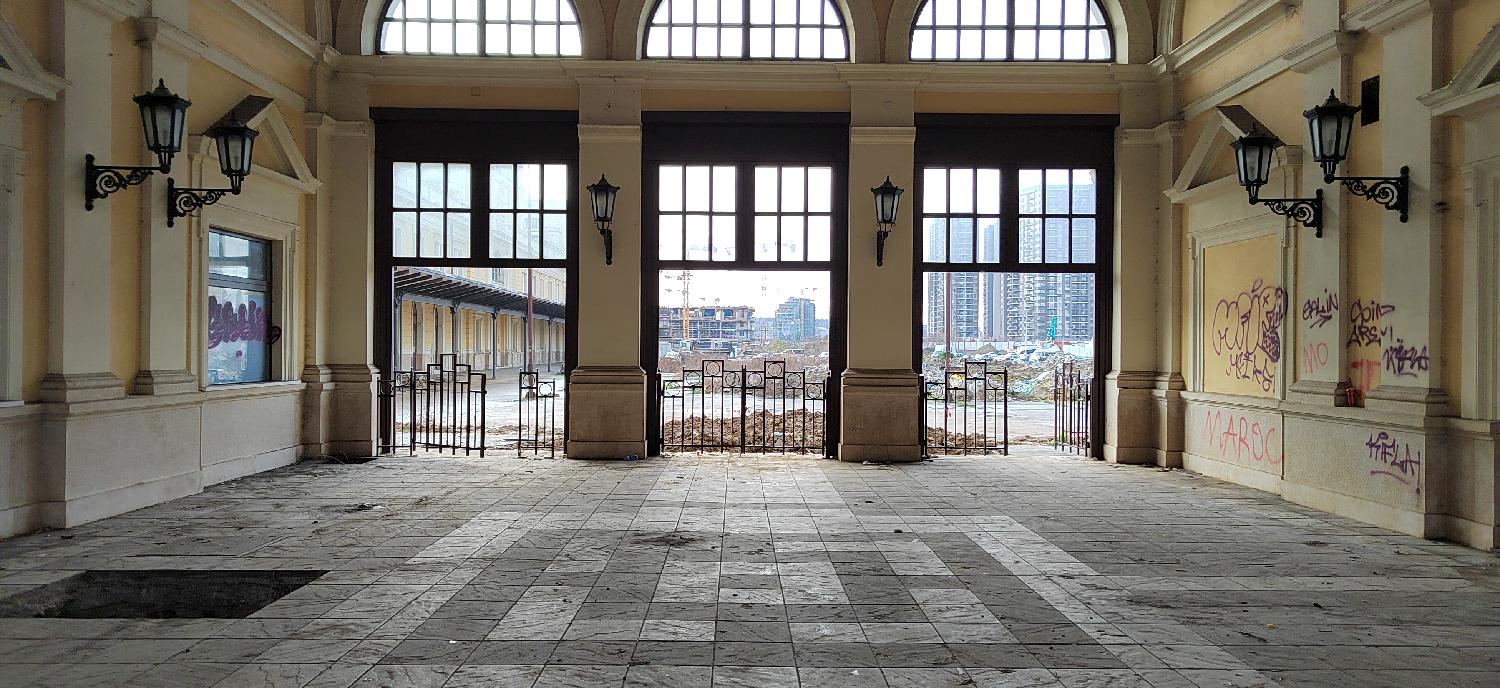 Begrad 17.01.2023. DRUŠTVO - Radnici Gradske čistoće počeli su danas odnošenje đubreta sa divlje deponije kod nekadašnje glavne železničke stanice u centru Beograda. Foto: FoNet/Marko Dragoslavić