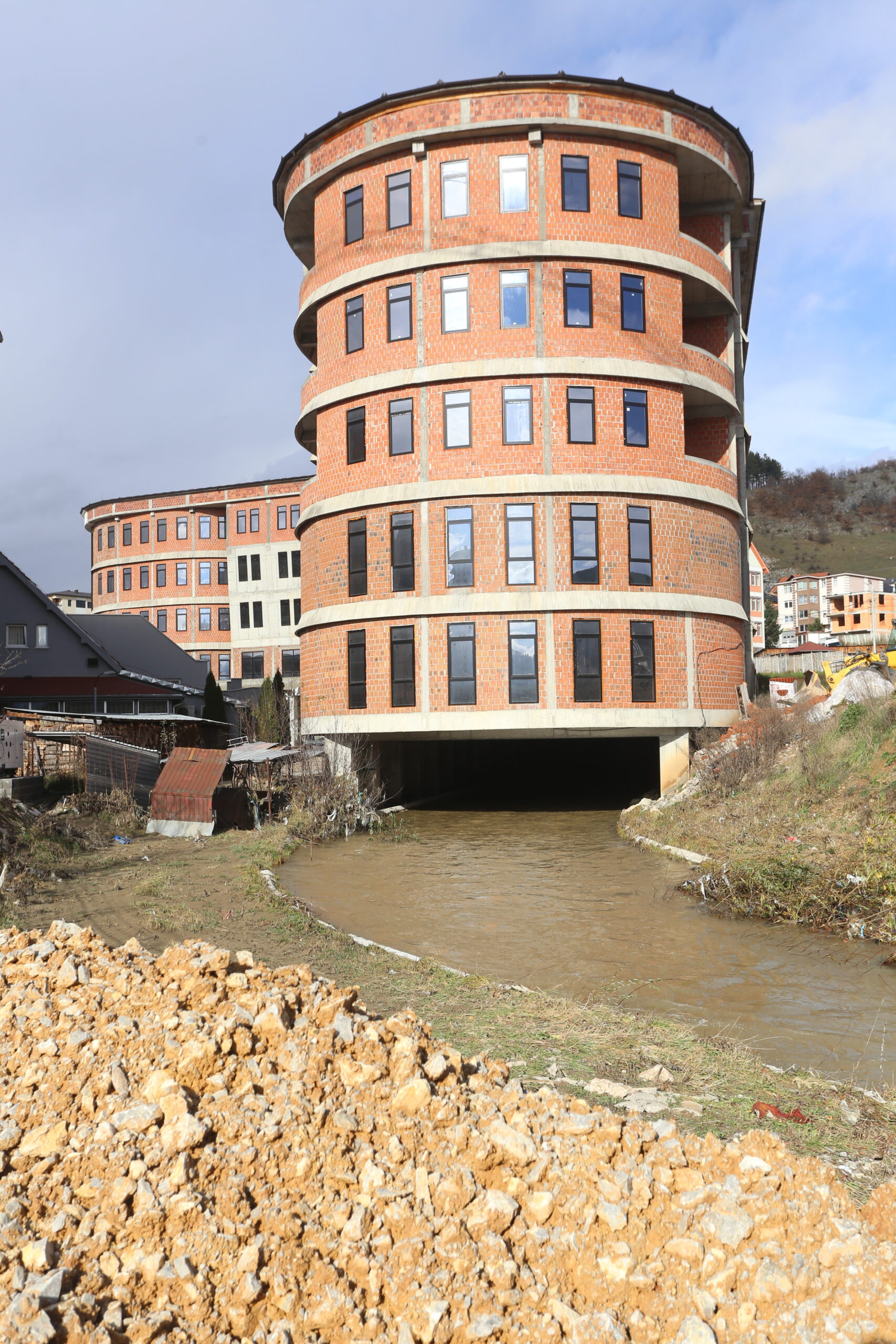 Tutin, Tutinska zgrada na vodi, hotel, reka Vidrenjak