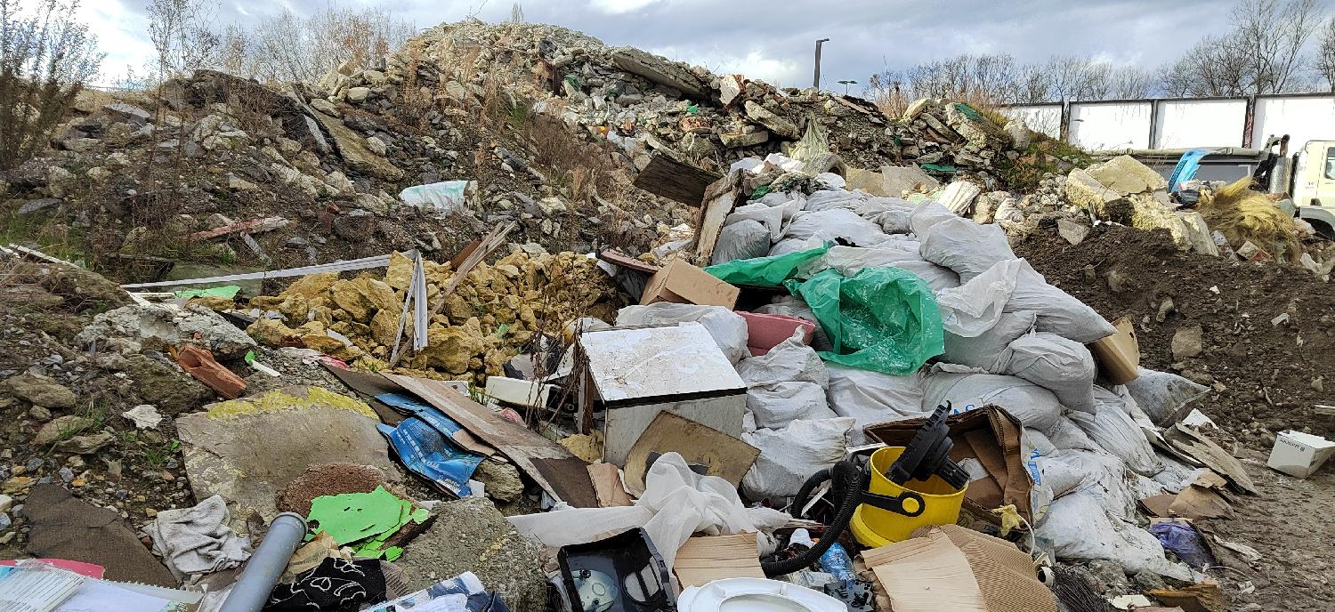 Beograd 18.01.2023. DRUŠTVO - u Bulevaru Vudroa Vilsona, nadomak Beogradskog sajma, niče divlja deponija. Foto: FoNet/Marko Dragoslavić