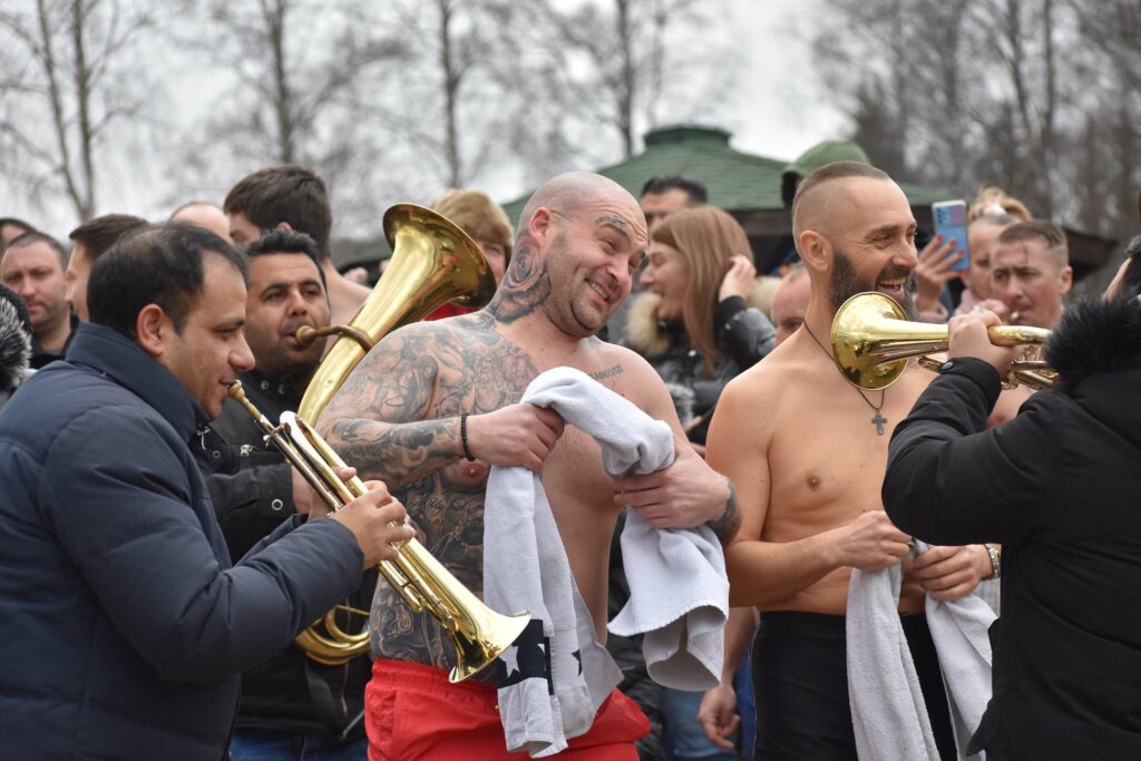 Vlasinsko jezero Bogojavljenje, plivanje za Časni krst na Bogojavljenje, hrišćanski praznik