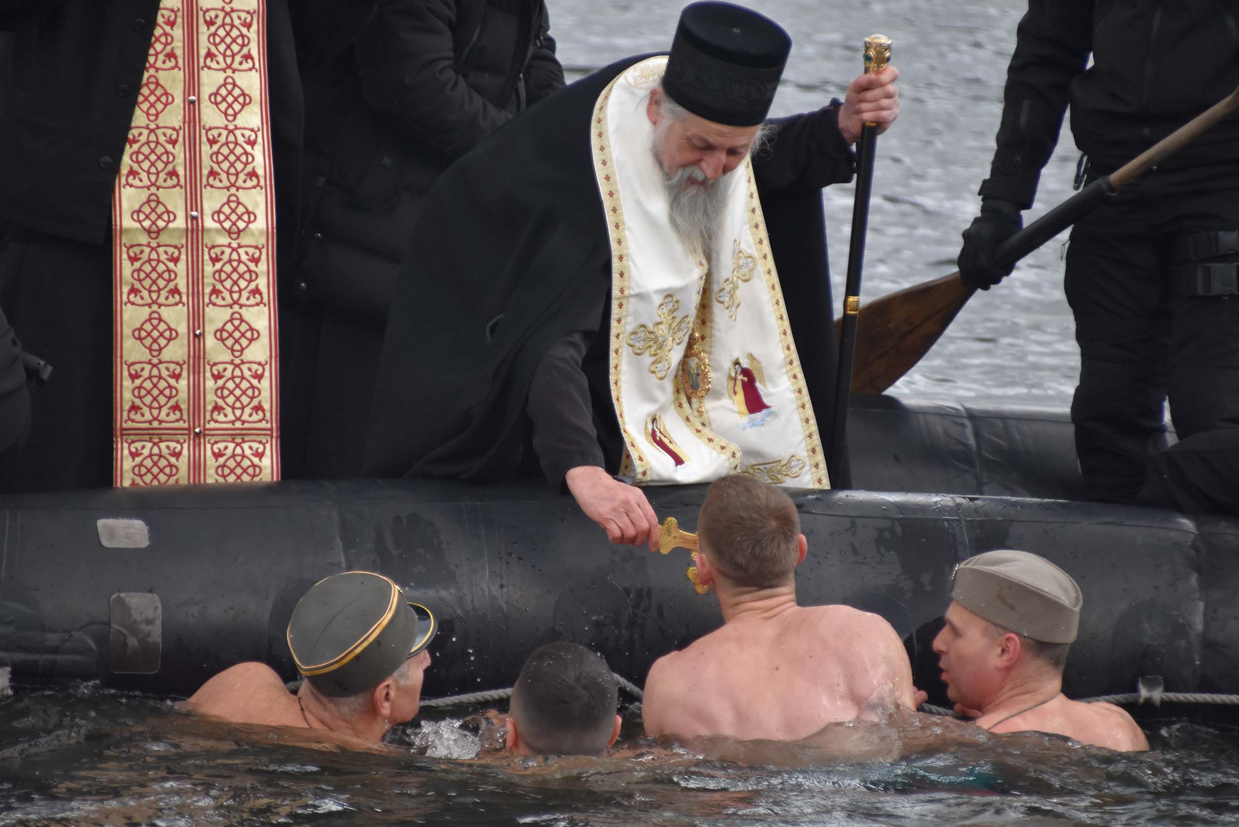 Vlasinsko jezero Bogojavljenje, plivanje za Časni krst na Bogojavljenje, hrišćanski praznik