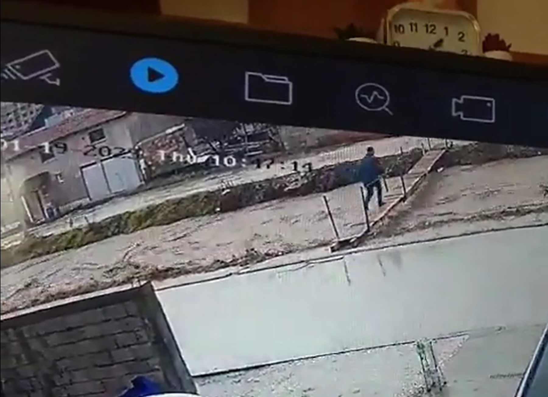 Momenat kada sin skače  da spasi oca iz bujice.
Sin je spašen,oca još nisu pronašli.
Novi Pazar 19.01.2023