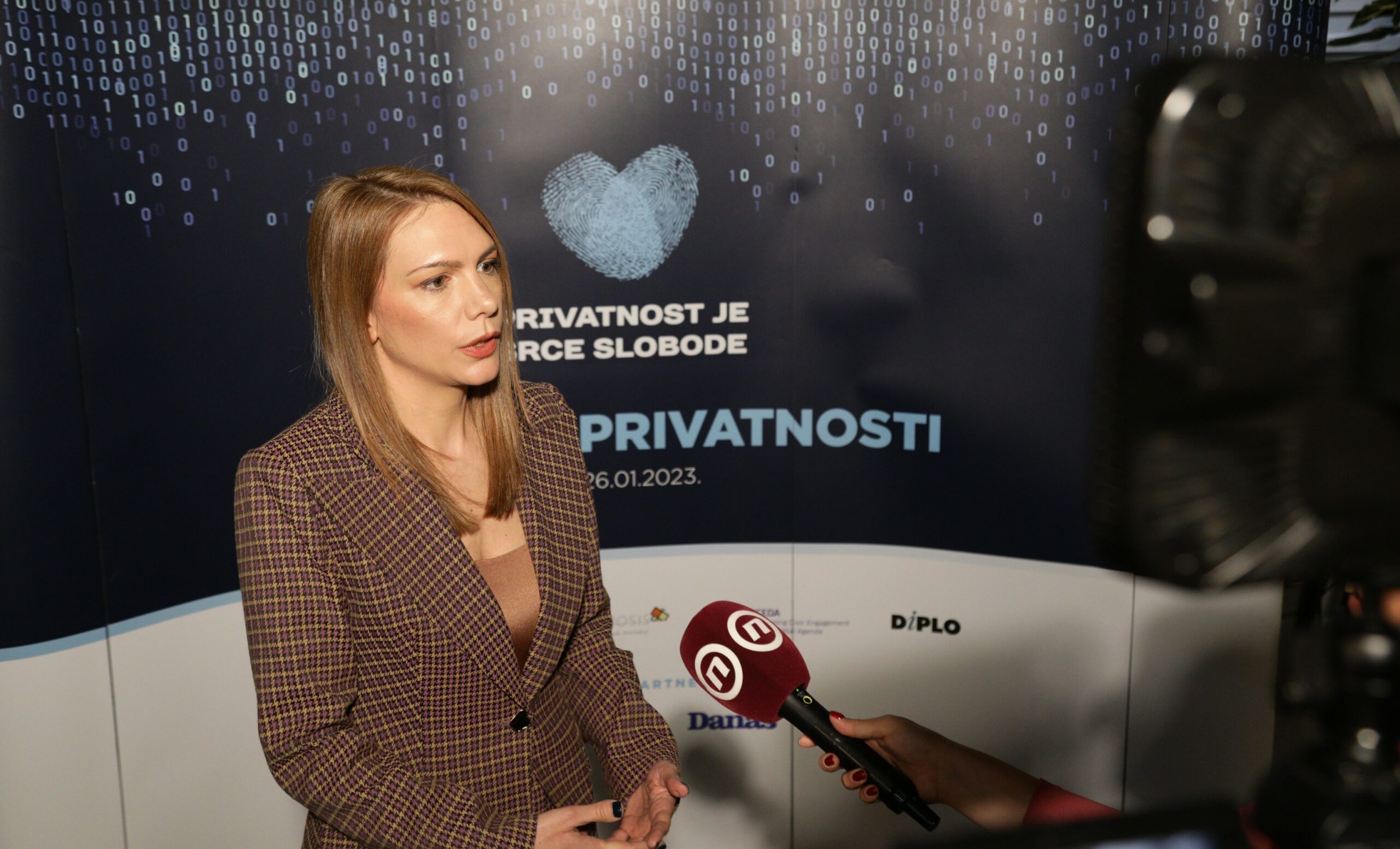 Privatnost između biometrijskih kamera i naslovnica tabloida