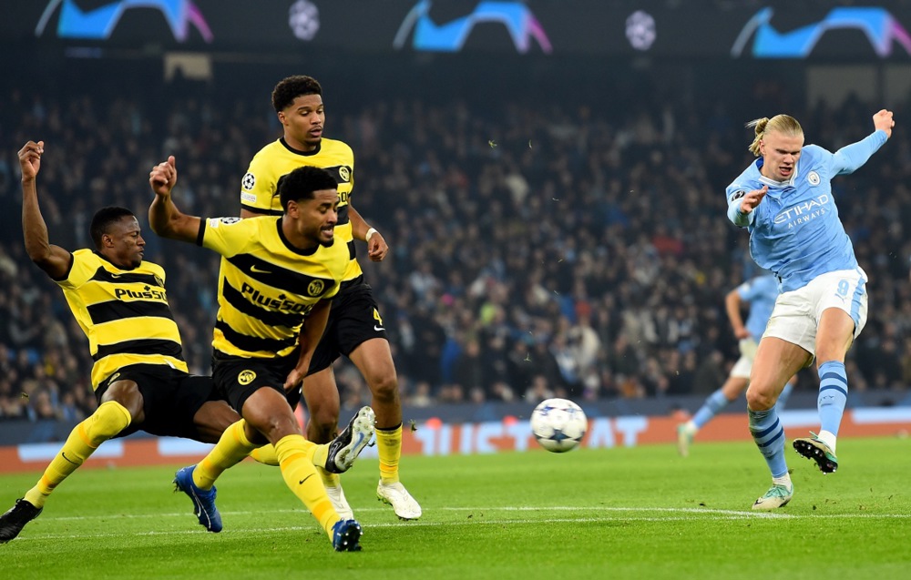 epa10963461 Erling Haaland (R) of Manchester City scores his second goal during the UEFA Champions League Group G match between Manchester City and Young Boys Bern, in Manchester, Britain, 07 November 2023.  EPA-EFE/PETER POWELL