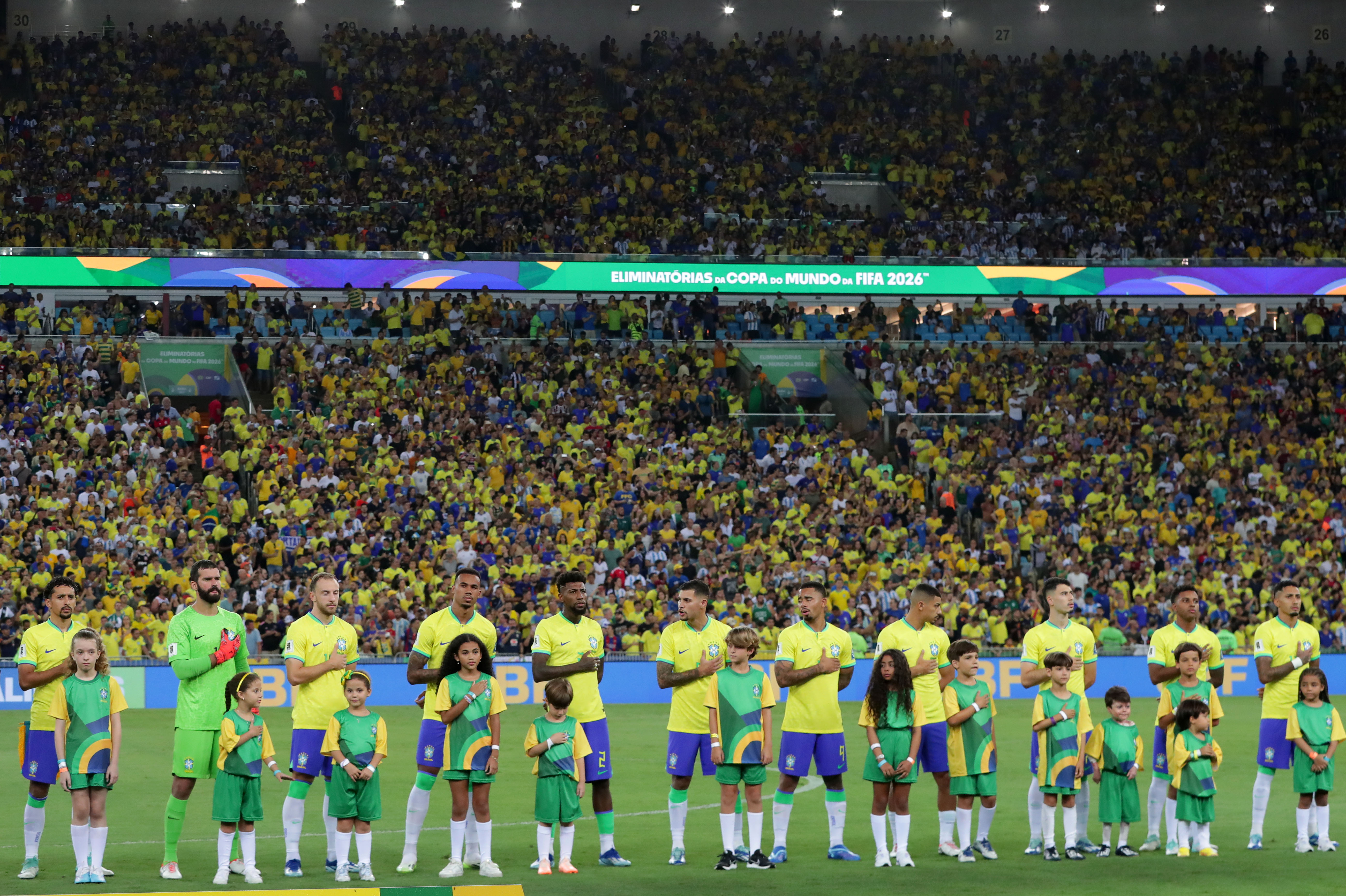epa10988802 Players of Brazil stand for the national anthem before the FIFA 2026 World Cup qualifiers soccer match between Brazil and Argentina at Maracana stadium in Rio de Janeiro, Brazil, 21 November 2023.  EPA-EFE/Andre Coelho