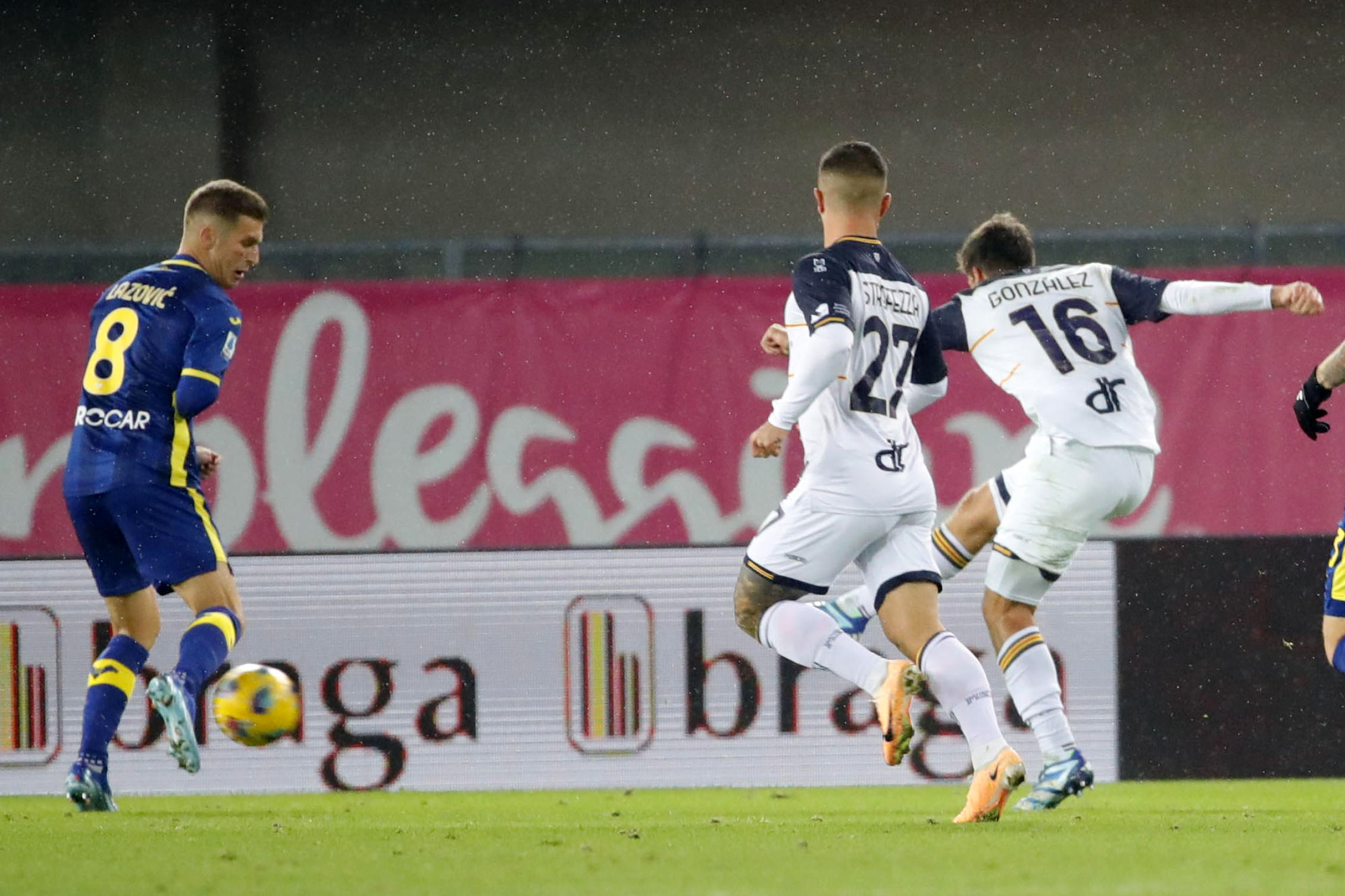 epa10998103 Lecces Joan Gonzalez scores the 1-2 goal during the Italian Serie A soccer match between Hellas Verona and US Lecce in Verona, Italy, 27 November 2023.  EPA-EFE/EMANUELE PENNACCHIO