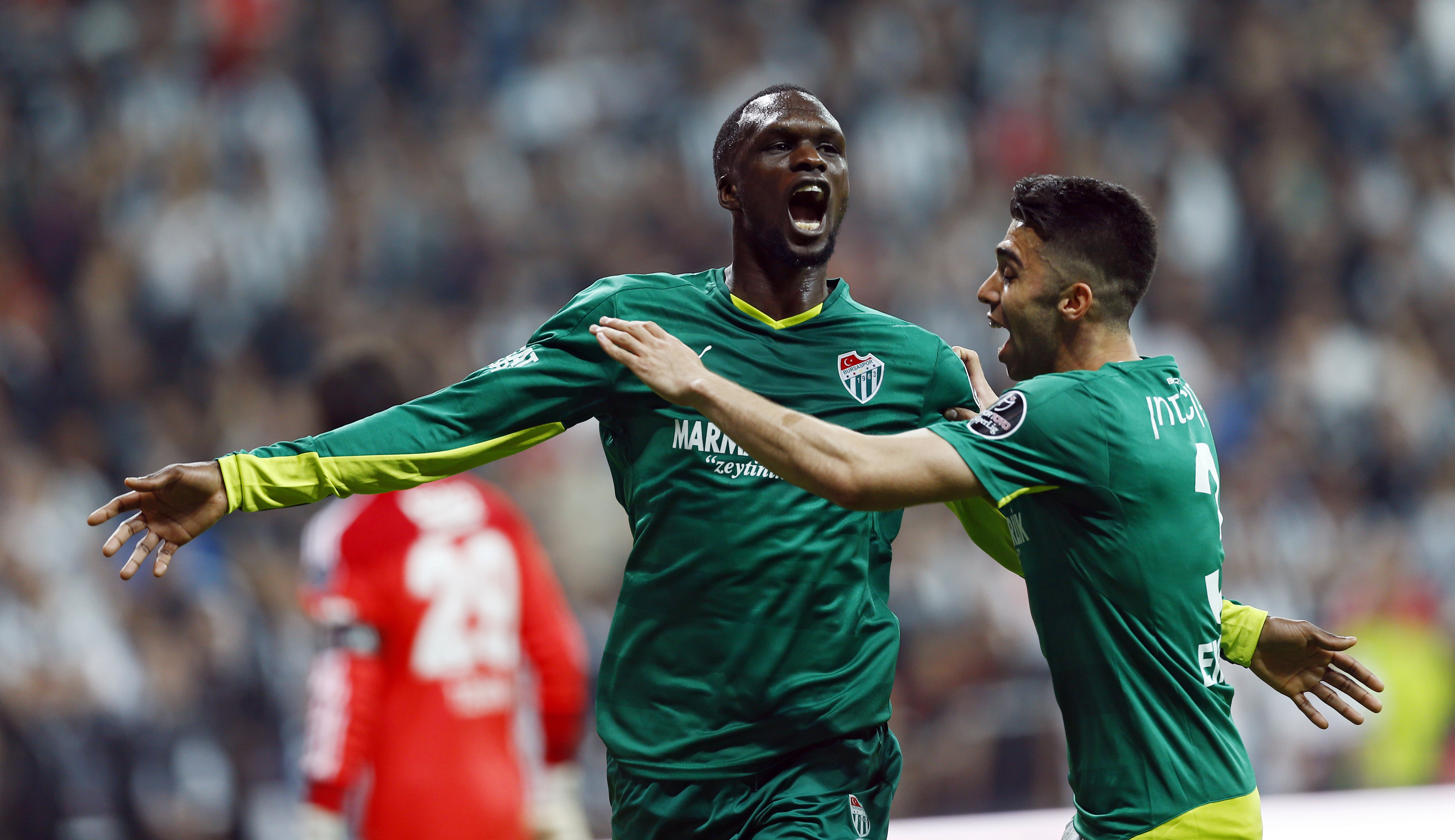 epa05254631 Bursaspor's Bakaye Traore (C) celebrates his 1-1 equaliser goal during the Turkish Super League soccer match between Besiktas and Bursaspor in Istanbul, Turkey, 11 April 2016.  EPA/SEDAT SUNA