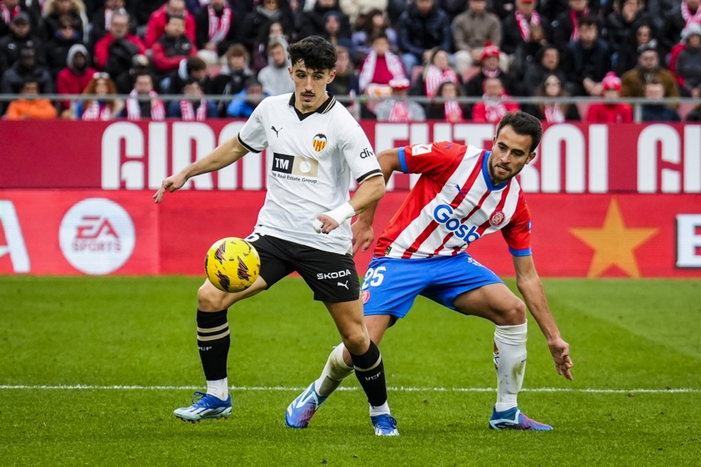 epa11007392 Valencia's striker Diego Lopez (L) fights for the ball with Girona's defender Eric Garcia during their LaLiga game at Montilivi Stadium in Girona, Catalonia, northeastern Spain, 02 December 2023.  EPA-EFE/David Borrat
