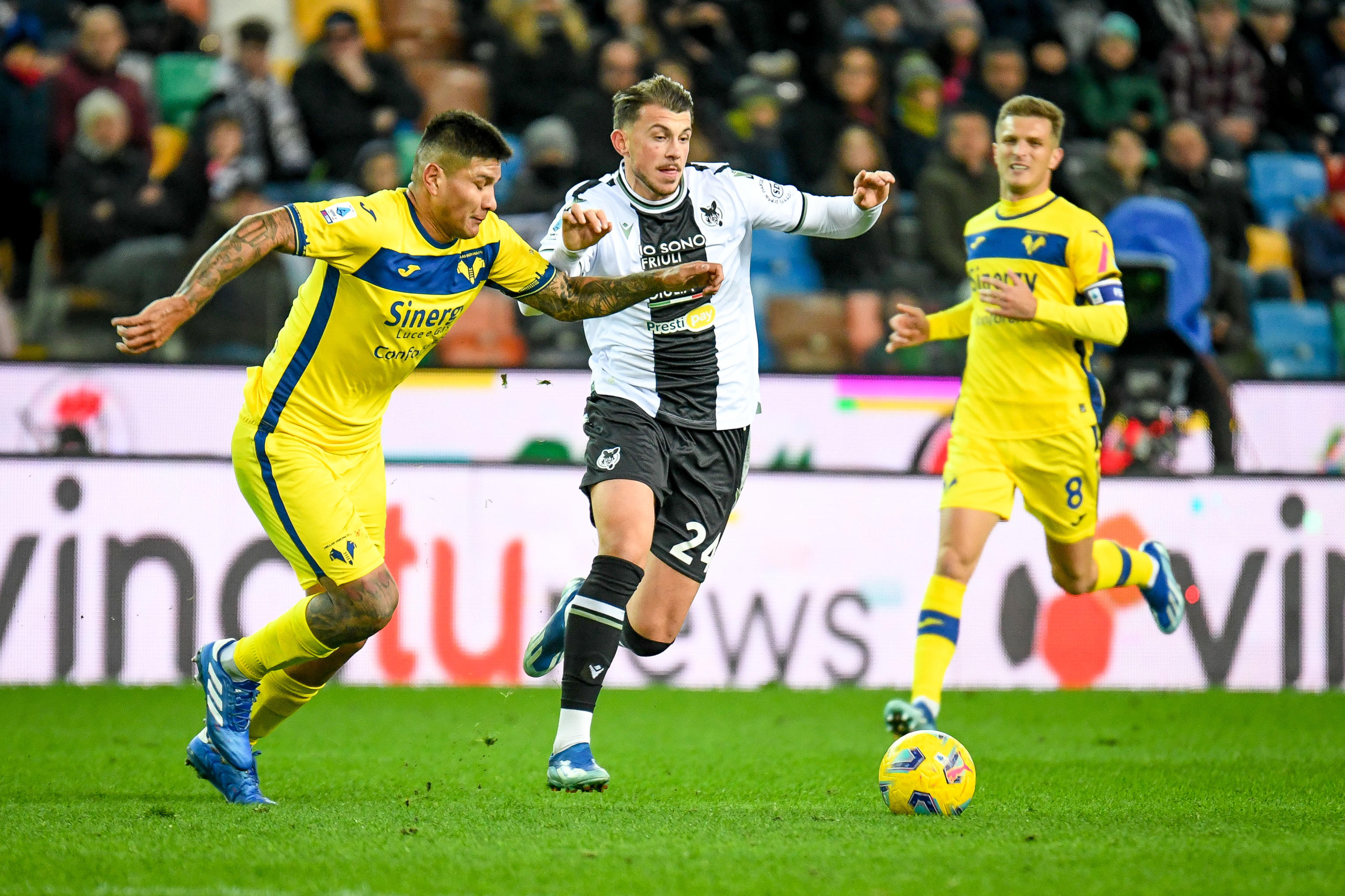 epa11009351 Udinese's Lazar Samardzic (C) in action during the Italian soccer Serie A match between Udinese Calcio vs Hellas Verona FC in Udine, Italy, 03 December 2023.  EPA-EFE/ETTORE GRIFFONI