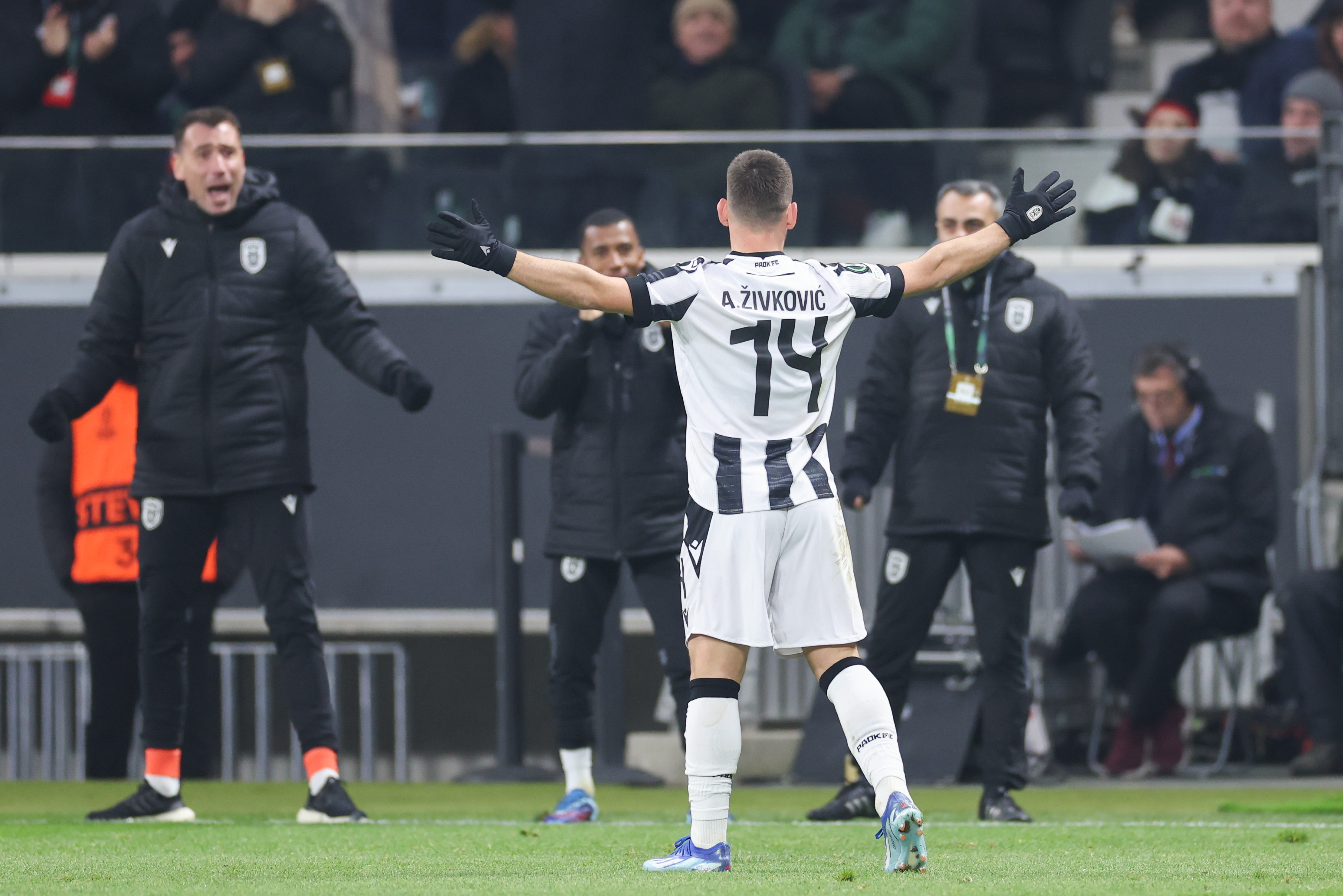 epa11004697 PAOK's Andrija Zivkovic celebrates after scoring the 1-2 goal during the UEFA Conference League Group G soccer match between Eintracht Frankfurt and PAOK Saloniki in Frankfurt, Germany, 30 November 2023.  EPA-EFE/CHRISTOPHER NEUNDORF