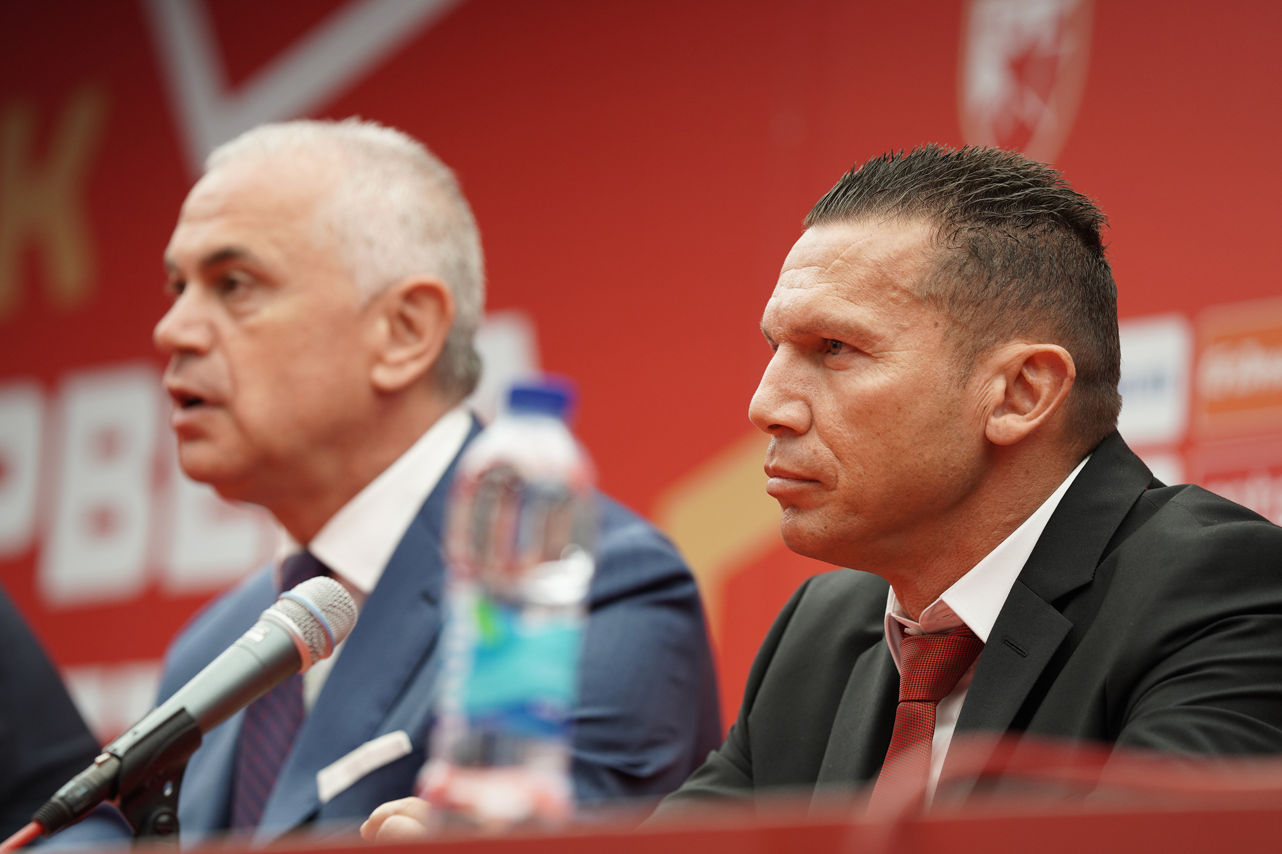 Beograd, 29. maja 2023 - Novi trener fudbalera Crvene zvezde, izraelski stručnjak, Barak Bahar, predstavljen je danas na stadionu Rajko Mitić. Na fotografiji Zvezdan Terzić, Barak Bahar. FOTO TANJUG/ STRAHINJA AĆIMOVIĆ/bs
