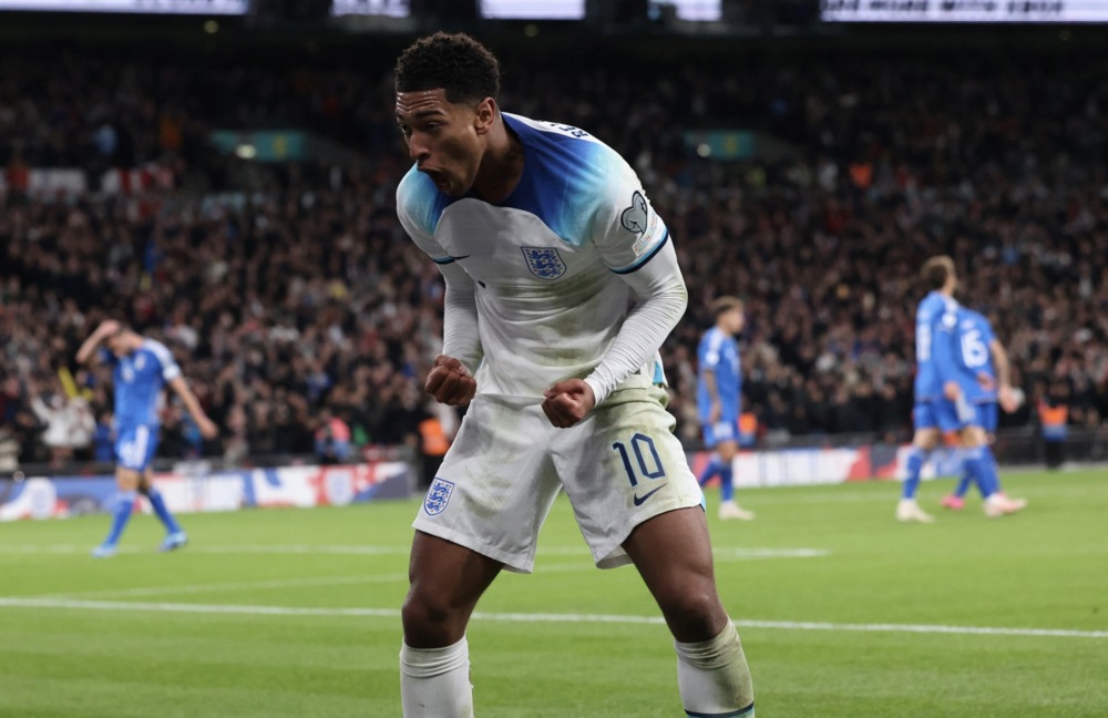 epa10924318 Jude Bellingham of England celebrates after Marcus Rashford scores the 2-1 during the UEFA EURO 2024 group C qualification round match between England and Italy in London, Britain, 17 October 2023.  EPA-EFE/NEIL HALL