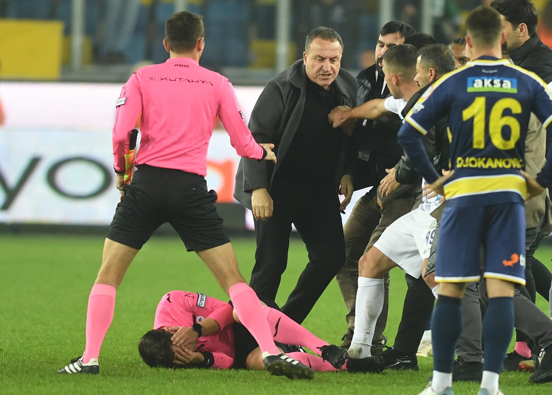 Referee punched and kicked after Turkish Super Lig match