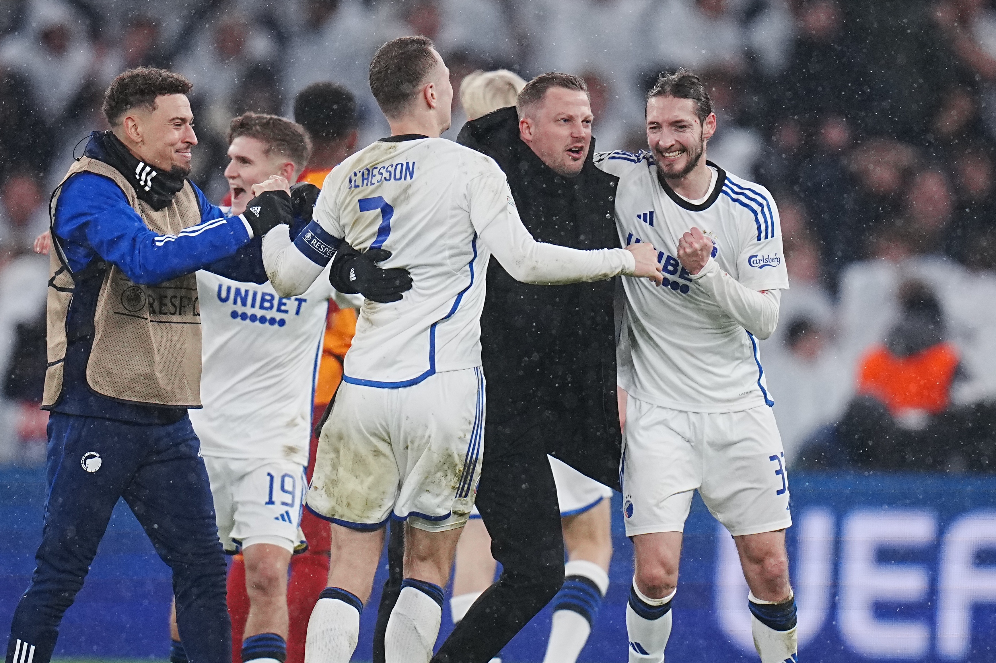 epa11025610 Players of Copenhagen celebrate winning the UEFA Champions League group A soccer match between FC Copenhagen and Galatasaray SK, in Copenhagen, Denmark, 12 December 2023.  EPA-EFE/Mads Claus Rasmussen  DENMARK OUT