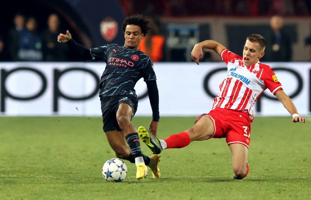 epa11027476 Manchester City's Oscar Bobb (L) in action against Red Star's Vladimir Lucic during the UEFA Champions League group G soccer match between Red Star and Manchester City in Belgrade, Serbia, 13 December 2023.  EPA-EFE/ANDREJ CUKIC