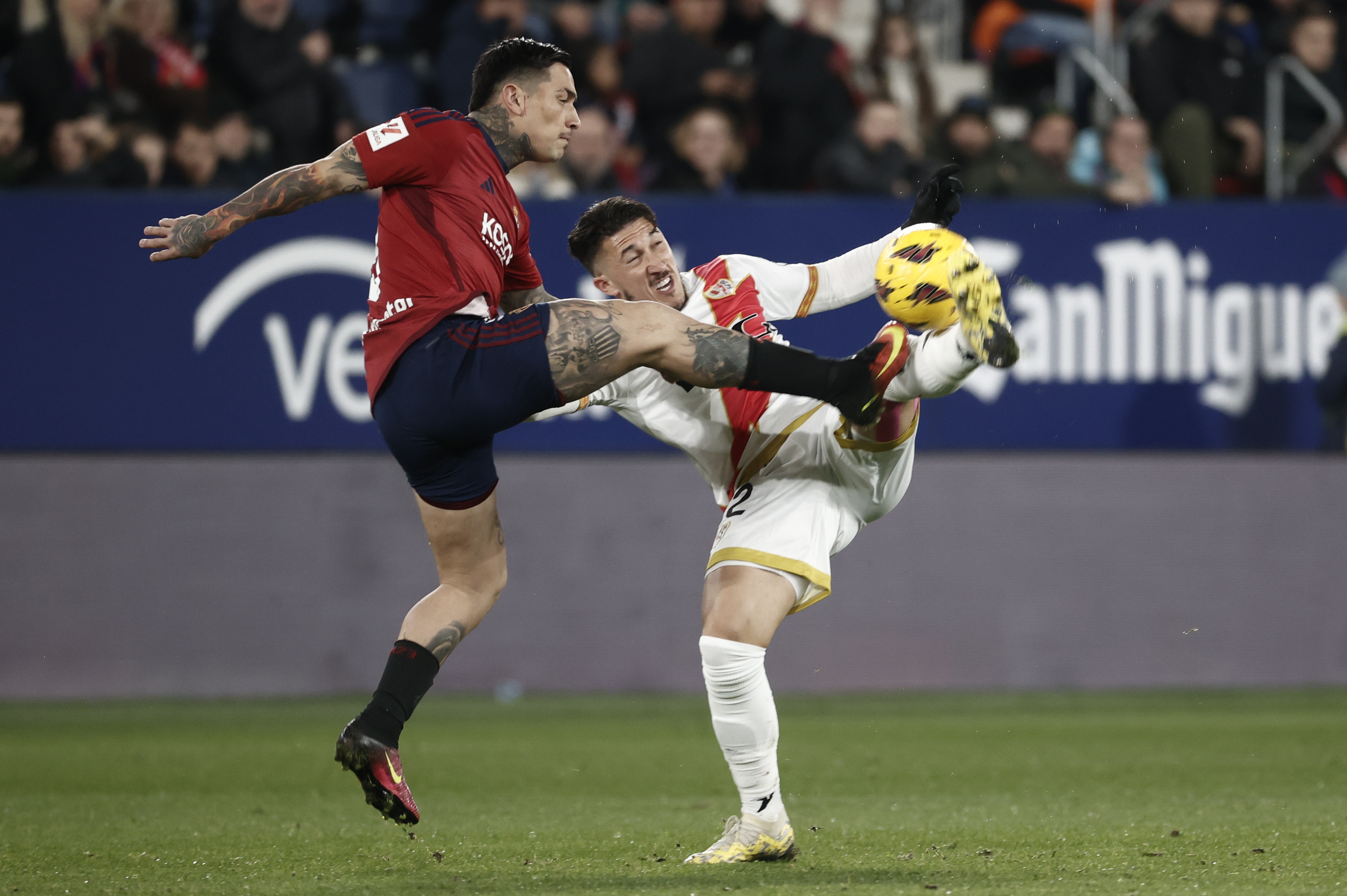 epa11031501 Osasuna's striker Chimy Avila (L) in action against Rayo Vallecano's defender Alfonso Espino (R) during the Spanish LaLiga soccer match between CA Osasuna and Rayo Vallecano, in Pamplona, Spain, 15 December 2023.  EPA-EFE/Jesus Diges