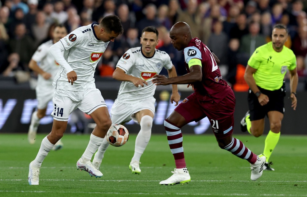 epa10875219 Angelo Ogbonna (R) of West Ham in action against Petar Stanic of Topola during the UEFA Europa League Group A match between West Ham United and TSC Backa Topola in London, Britain, 21 September 2023.  EPA-EFE/ANDY RAIN