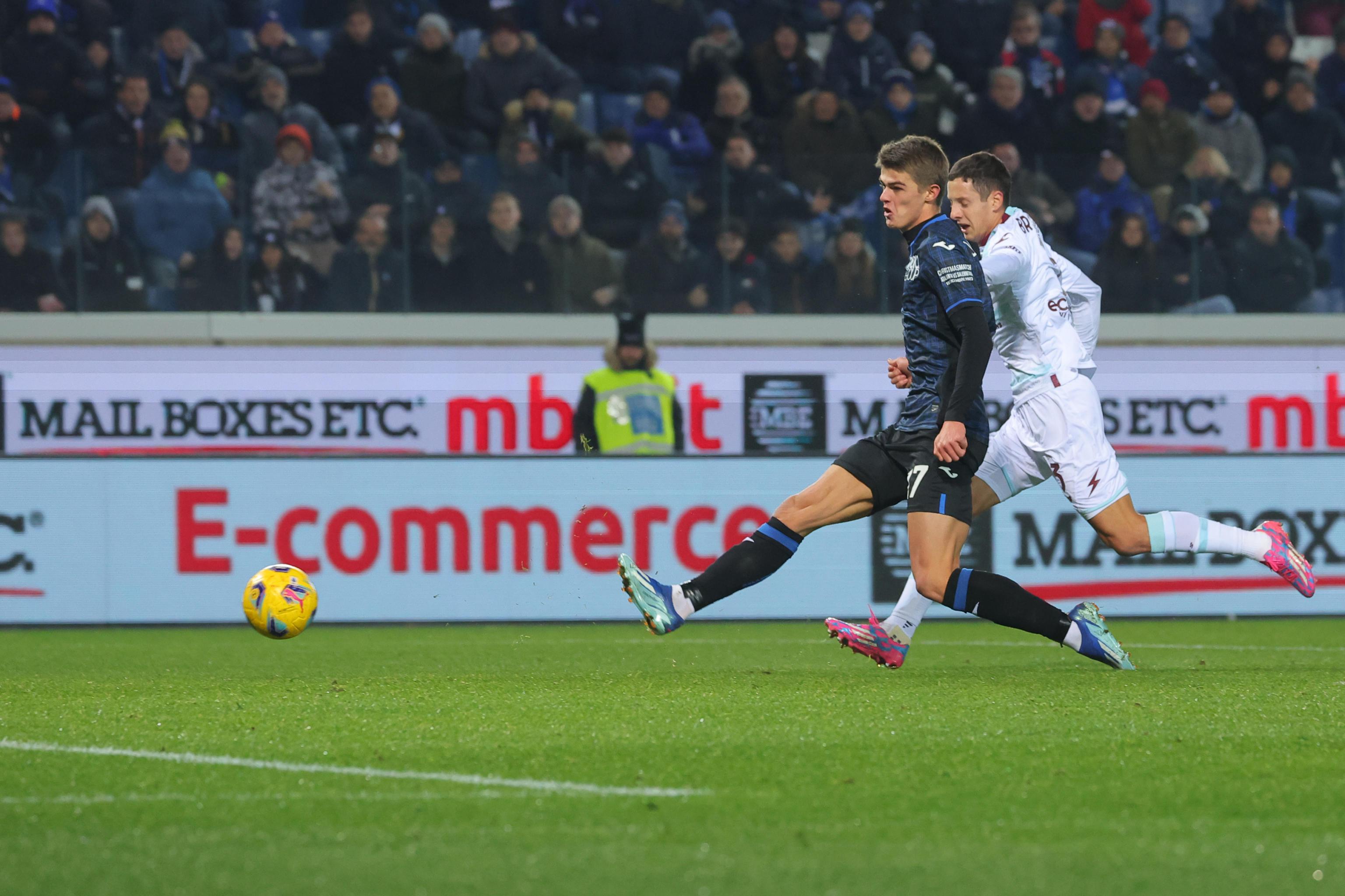 epa11036584 Atalanta's Charles de Ketelaere scores the 3-1 goal during the Italian Serie A soccer match Atalanta BC vs US Salernitana at the Gewiss Stadium in Bergamo, Italy, 18 December 2023.  EPA-EFE/MICHELE MARAVIGLIA
