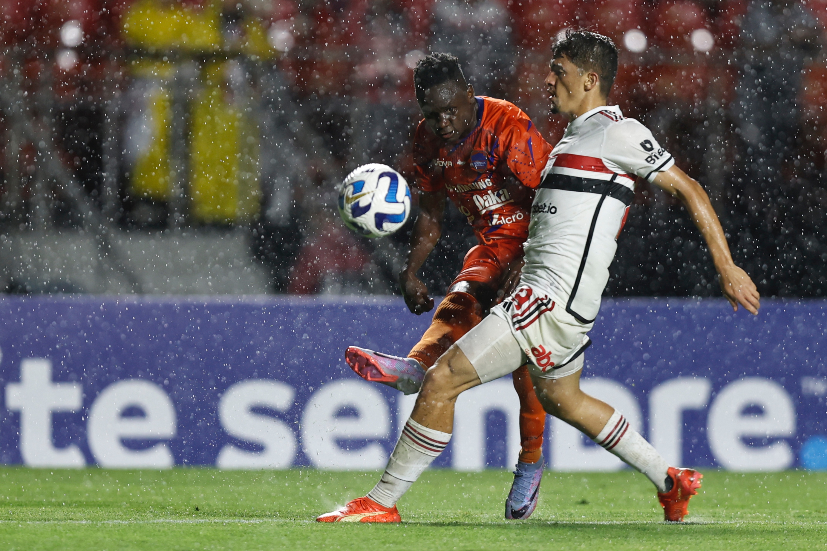 epa10579540 Beraldo (R) of Sao Paulo in action against Danny Perez (L) of Puerto Cabello during the Copa Sudamericana group D soccer match between Sao Paulo and Puerto Cabello at Morumbi stadium in Sao Paulo, Brazil, 18 April 2023.  EPA-EFE/Isaac Fontana