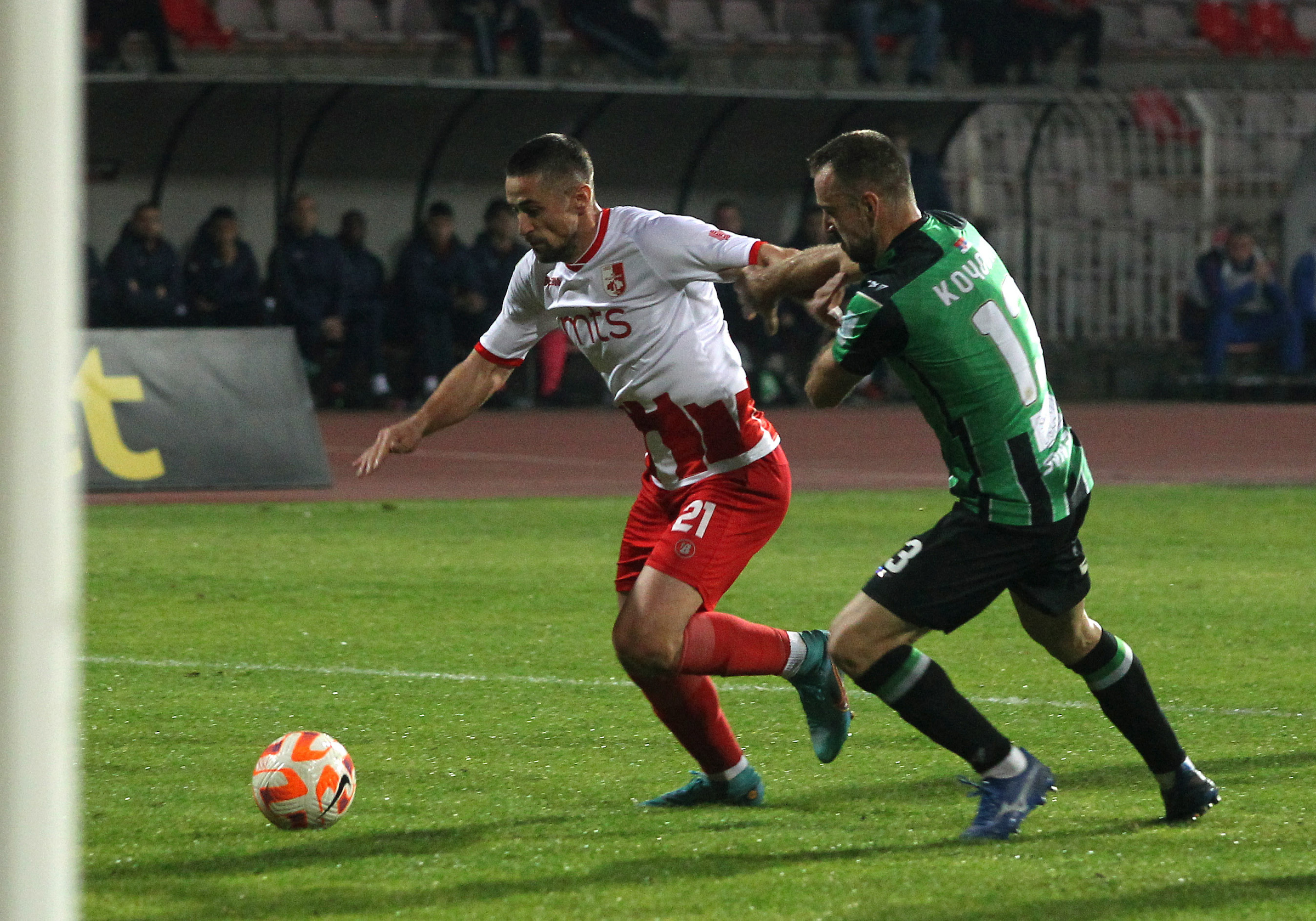 Nis.05.11.2023. Fudbaler Radnickog Stefan Dimic u duelu sa igracem Kolubare Nenad Kocevic