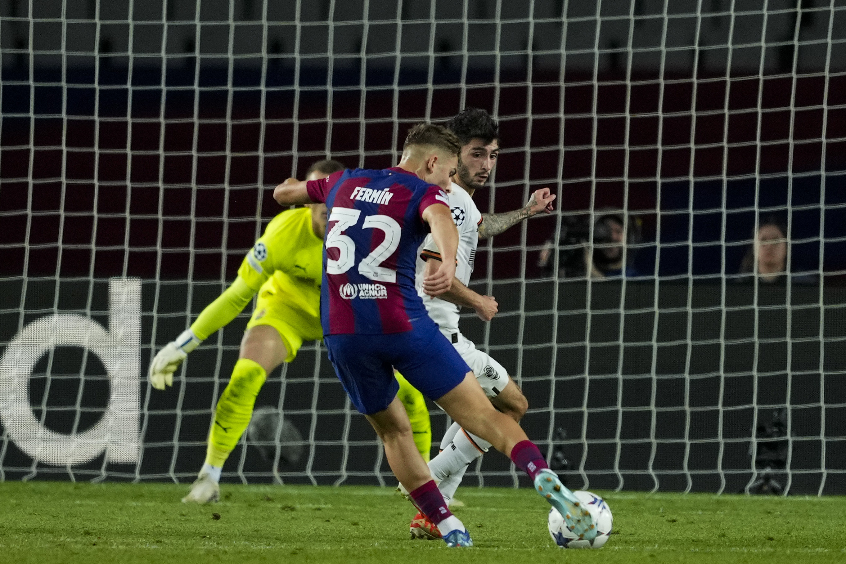 epa10938810 Barcelona's midfielder Fermin Lopez scores the 2-0 during their UEFA Champions League group H soccer match between FC Barcelona and Shaktar Donetsk at Montjuic stadium in Barcelona, Catalonia, Spain, 25 October 2023.  EPA-EFE/ALEJANDRO GARCIA